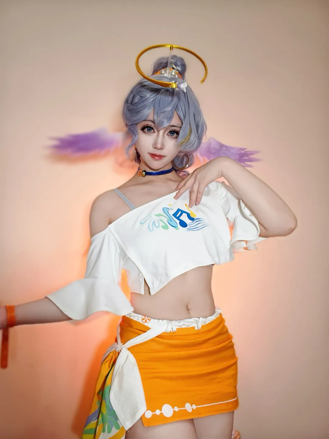 cosplay, 知更鸟cos, 梦幻造型, 银色长发, 露肩短裙