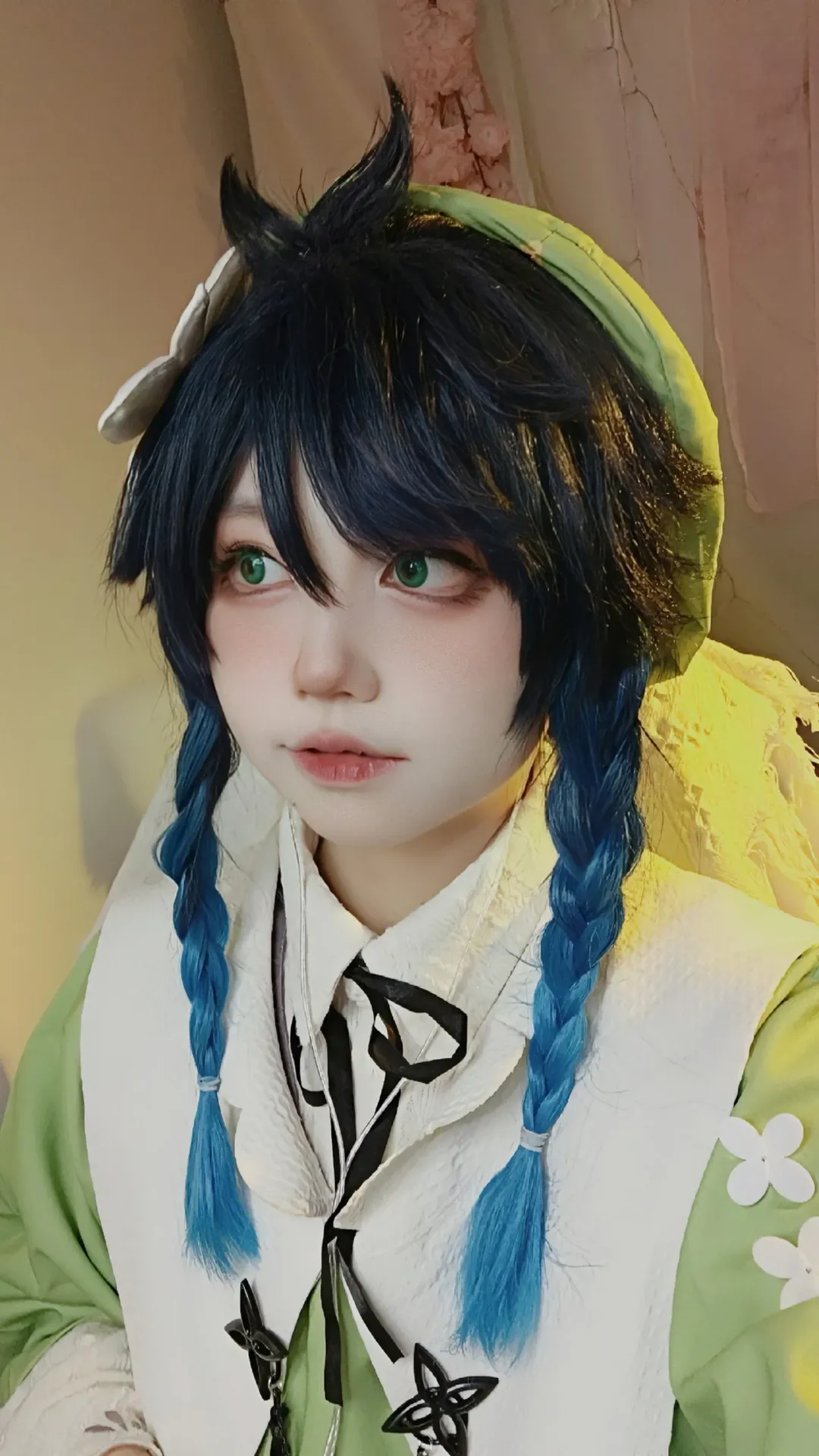Anime-style makeup, Venti cosplay, Green and white outfit, Gradient twin-tails, Round face cosplay