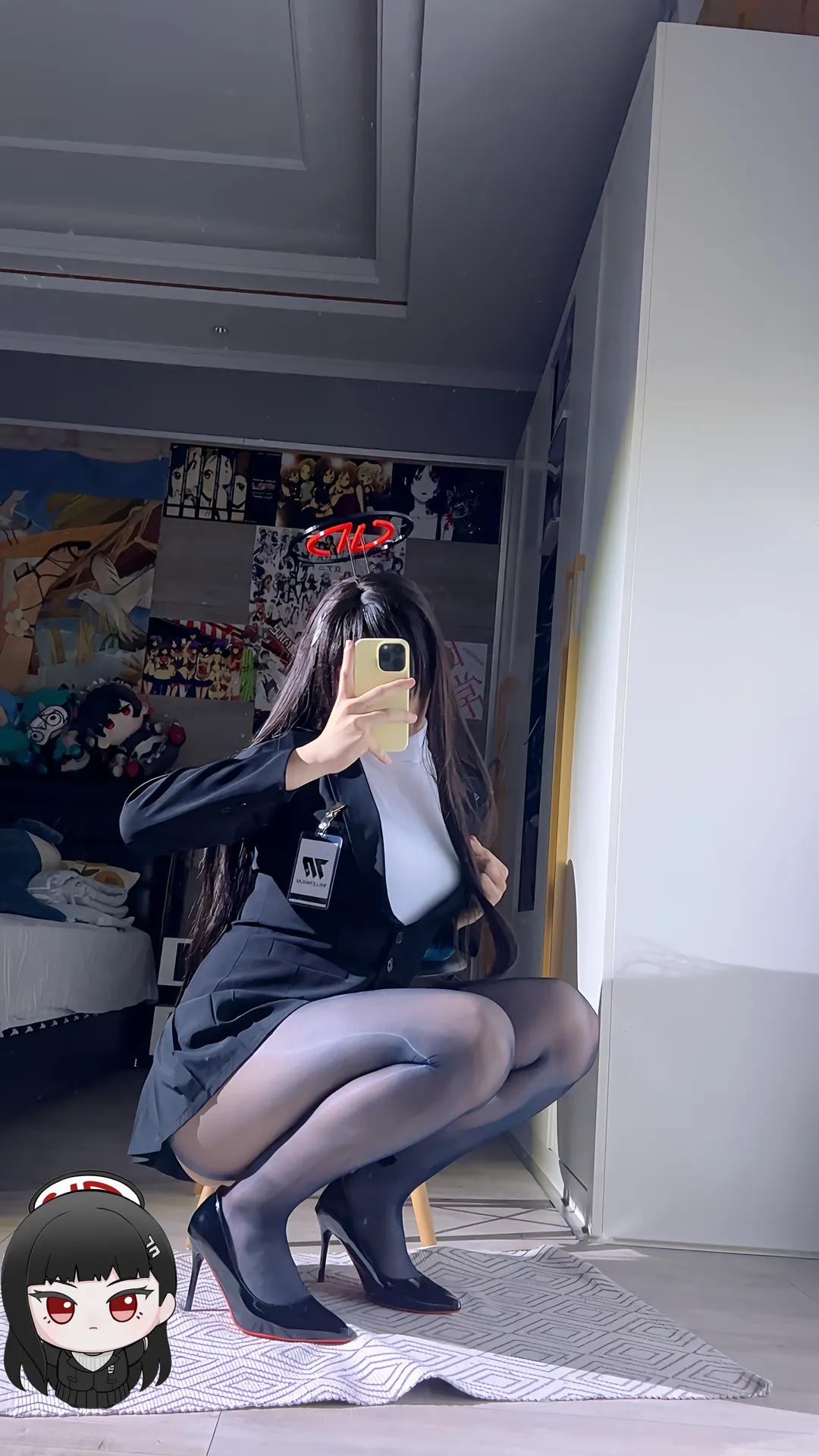 蔚蓝档案, 对镜自拍, 调月莉音cos, 黑灰制服, 腿环搭配 - 第2张