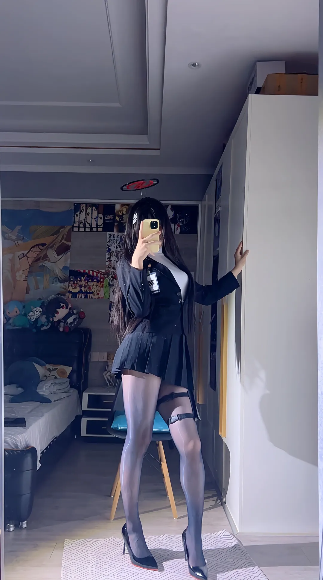 蔚蓝档案, 对镜自拍, 调月莉音cos, 黑灰制服, 腿环搭配 - 第3张