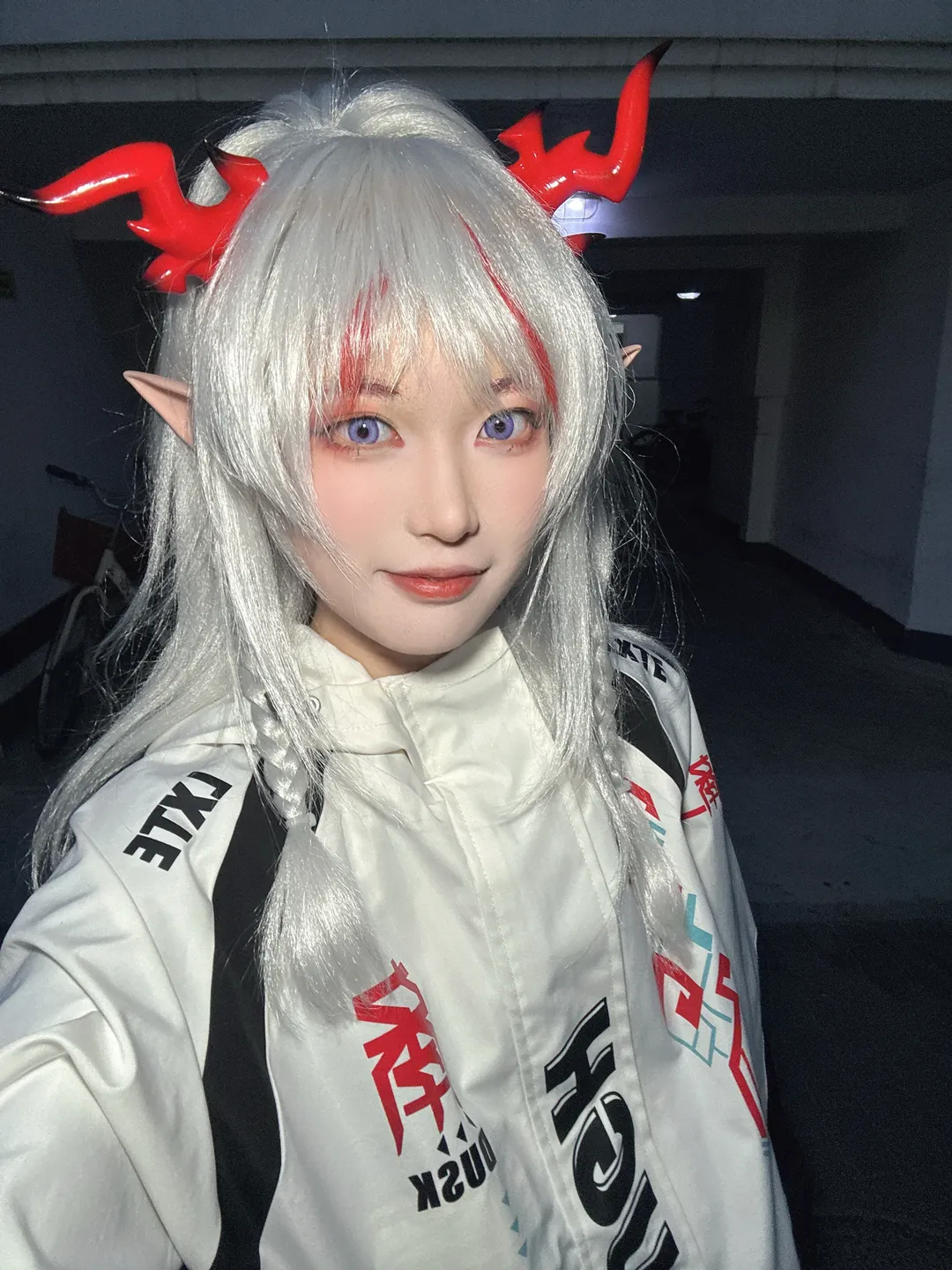 Arknights, Nian cosplay, Female cosplayer, Casual daily outfit, Silver hair, red horns - Image 2