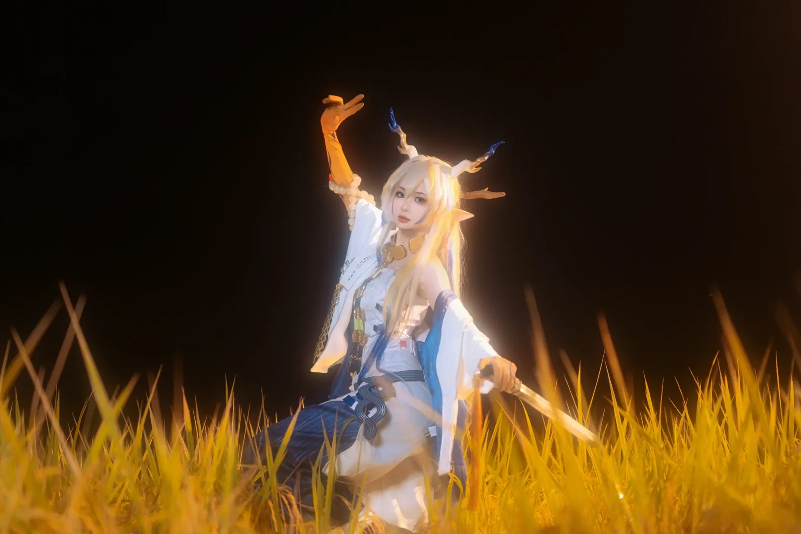 二次元コスプレ, シュウ コスプレ, アークナイツ, 夜景ポートレート, 黄金色の麦畑 - 1枚目