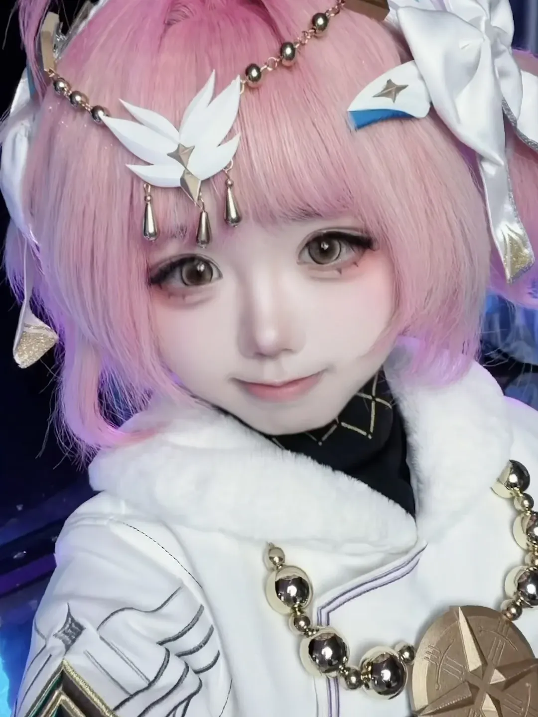 爱弥斯cos, 二次元cosplay, 粉发少女, 赛博朋克风, 洋娃娃妆容 - 第1张
