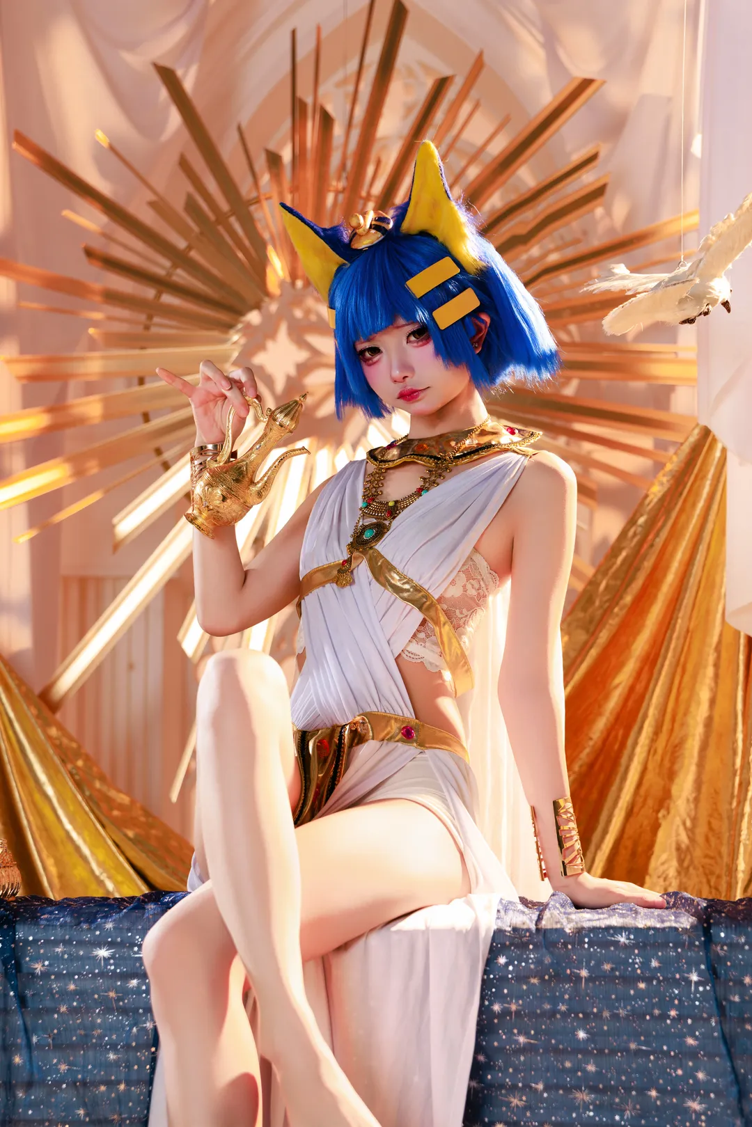 二次元コスプレ, アンカのコスプレ, 古代エジプト風コスプレ, 青髪と白のローブ, 白鳩の神聖なスタイリング