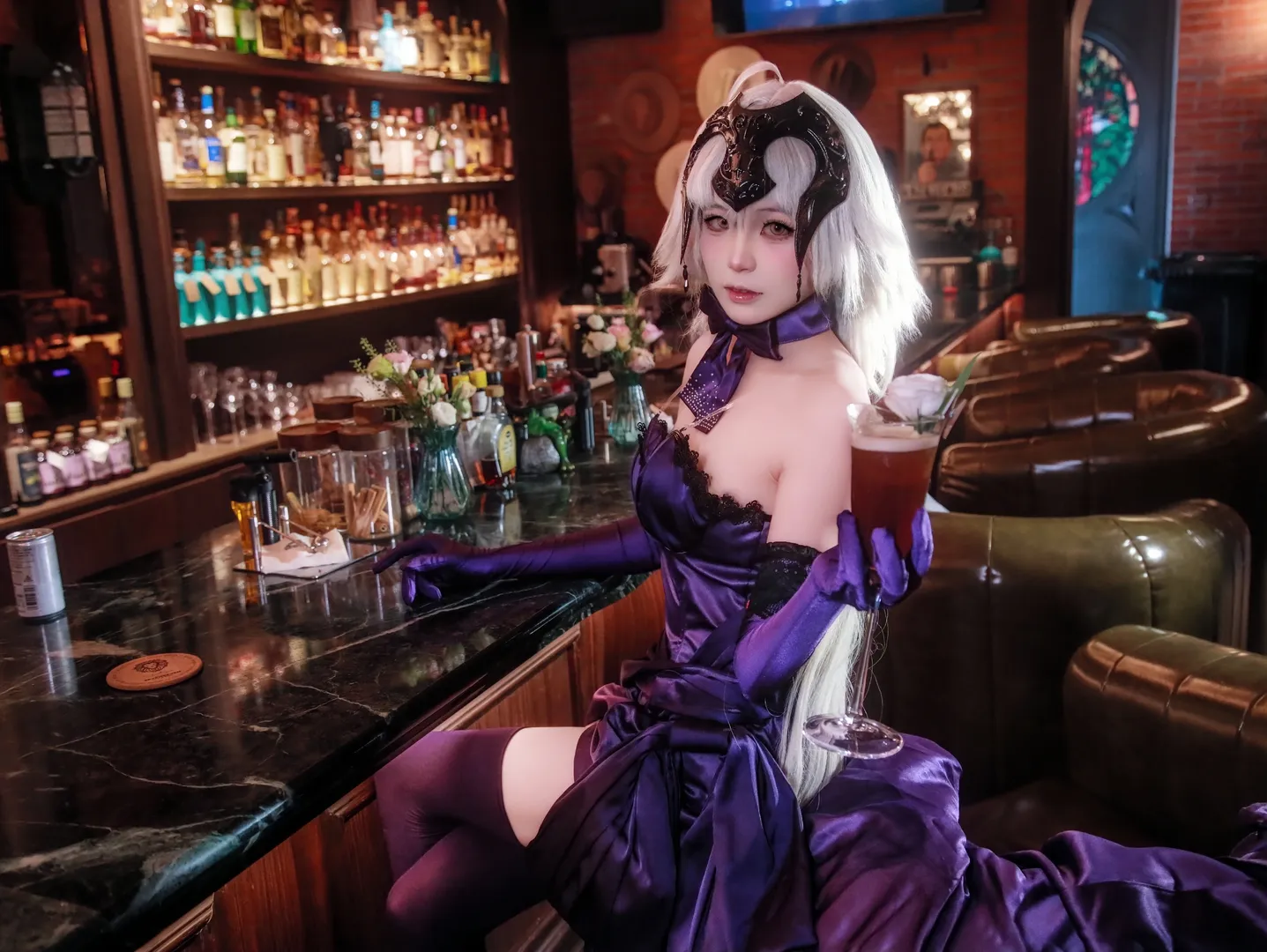 Fate/Grand Order, 紫色のストッキング, 酔いどれ黒ジャンヌコスプレ, ジャンヌ・ダルク・オルタ, バーでの撮影写真 - 3枚目