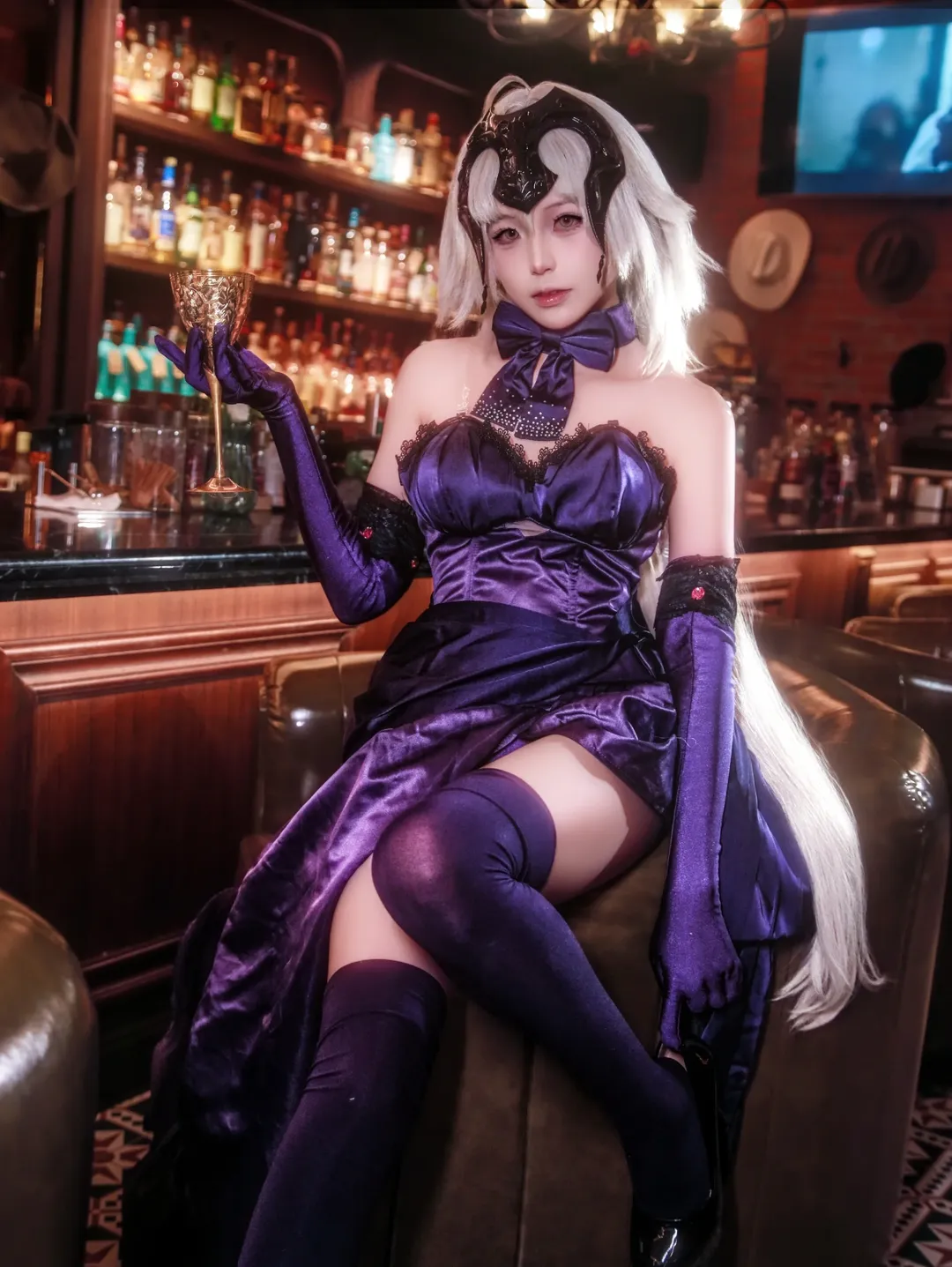 Fate/Grand Order, 酔いジャンヌ, バー撮影, 邪ンヌ コスプレ, 紫色のストッキング - 1枚目