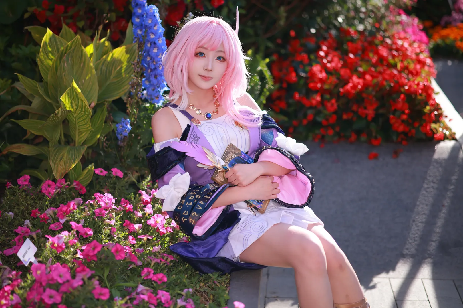 崩壊：スターレイル, ピンクウィッグコスプレ, キュレネ コスプレ, 屋外ポートレート撮影, 魔法書の小道具 - 3枚目