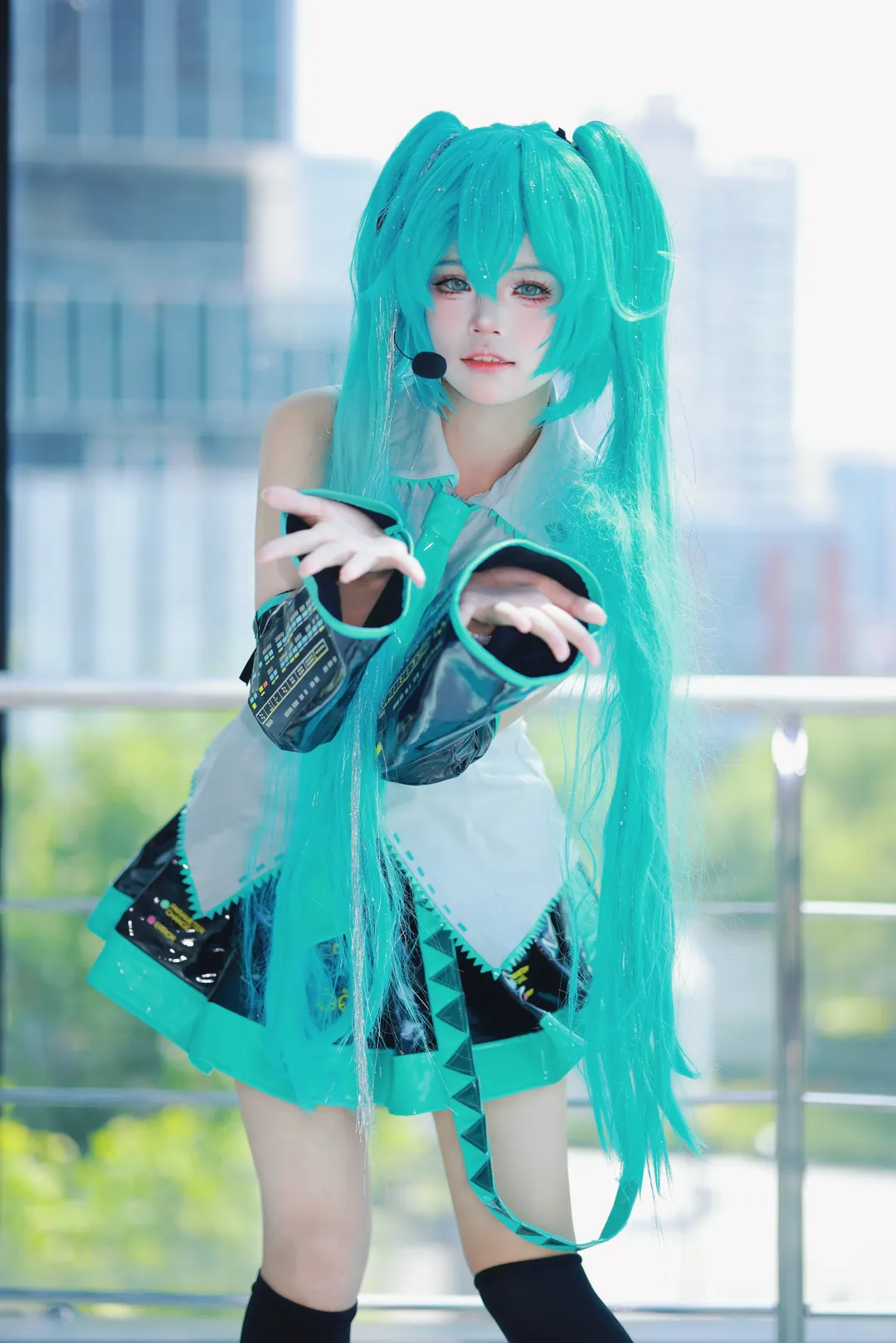 初音未来cos, 虚拟歌姬, 户外街拍, cosplay日常, 葱绿双马尾 - 第1张