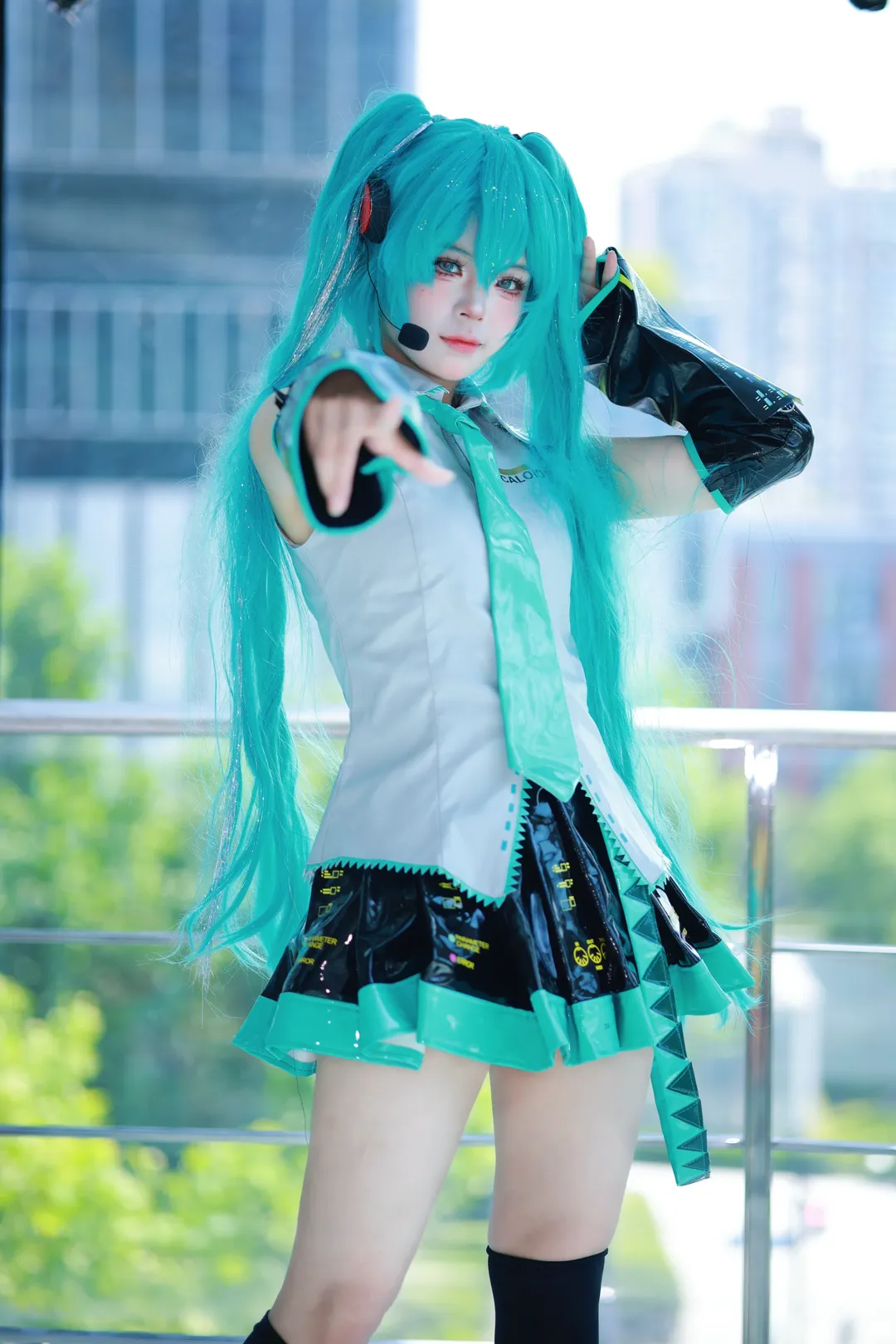 初音未来cos, 虚拟歌姬, 户外街拍, cosplay日常, 葱绿双马尾 - 第2张