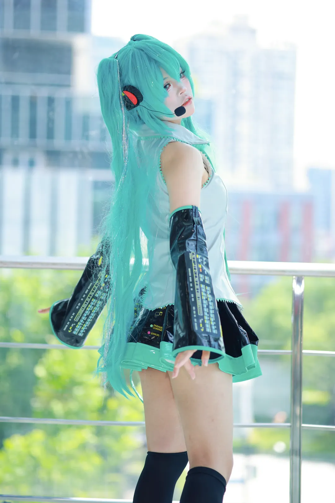 初音未来cos, 虚拟歌姬, 户外街拍, cosplay日常, 葱绿双马尾 - 第3张