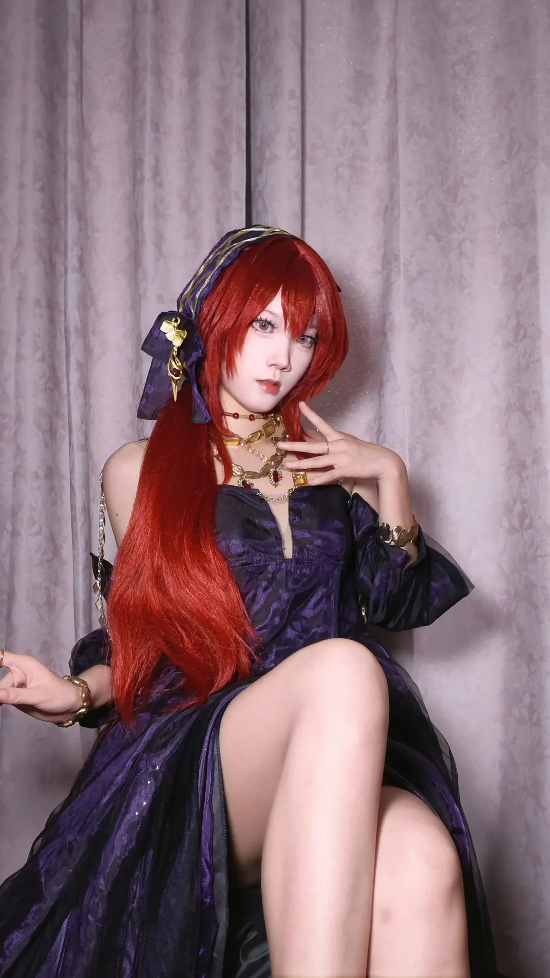 アークナイツ, コスプレ試装, 紫のスカートコーデ, 赤ウィッグ, スルト コスプレ