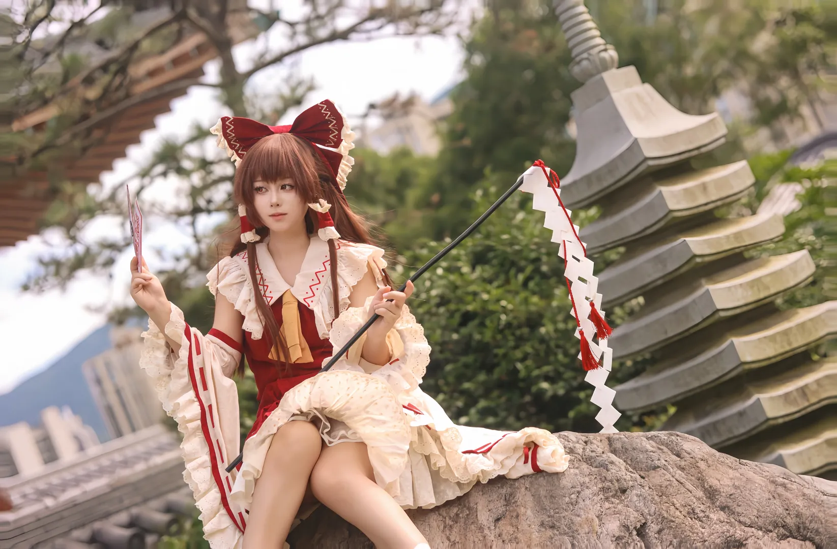 博丽灵梦cos, 东方project, 红白配色, 和风摄影, 巫女服cosplay - 第2张