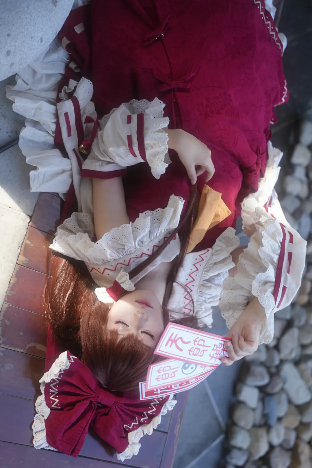 博丽灵梦cos, 东方Project, 白丝出镜, 巫女服cosplay, 传统庭院摄影 - 第1张