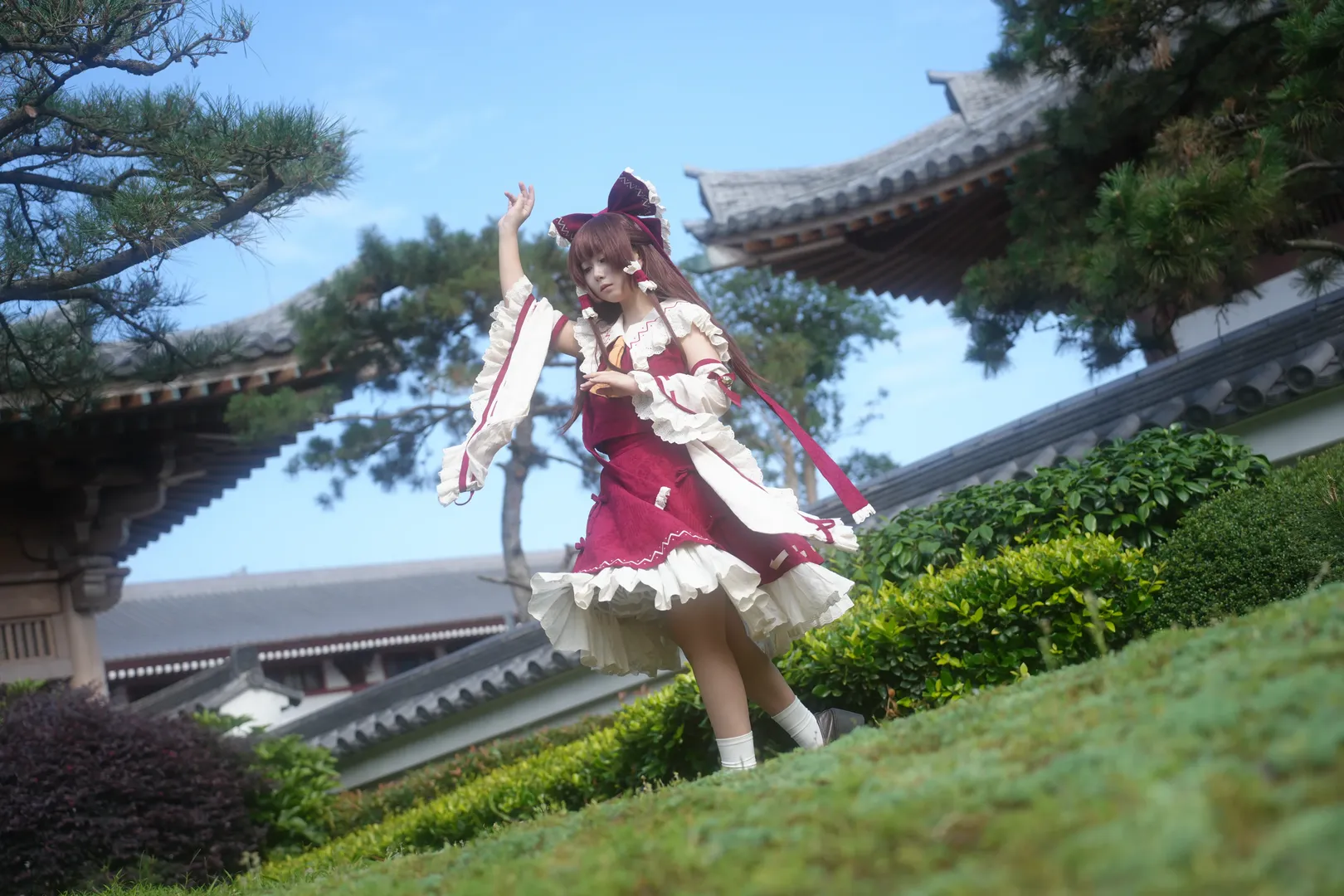 Reimu Hakurei Cosplay, Touhou Project, White stockings photoshoot, Shrine maiden cosplay, Traditional courtyard photography