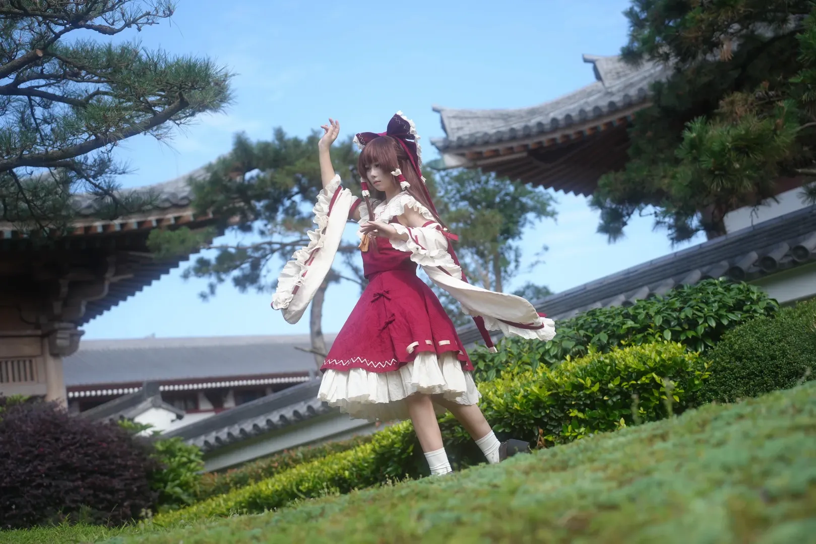 博丽灵梦cos, 东方Project, 白丝出镜, 巫女服cosplay, 传统庭院摄影 - 第3张