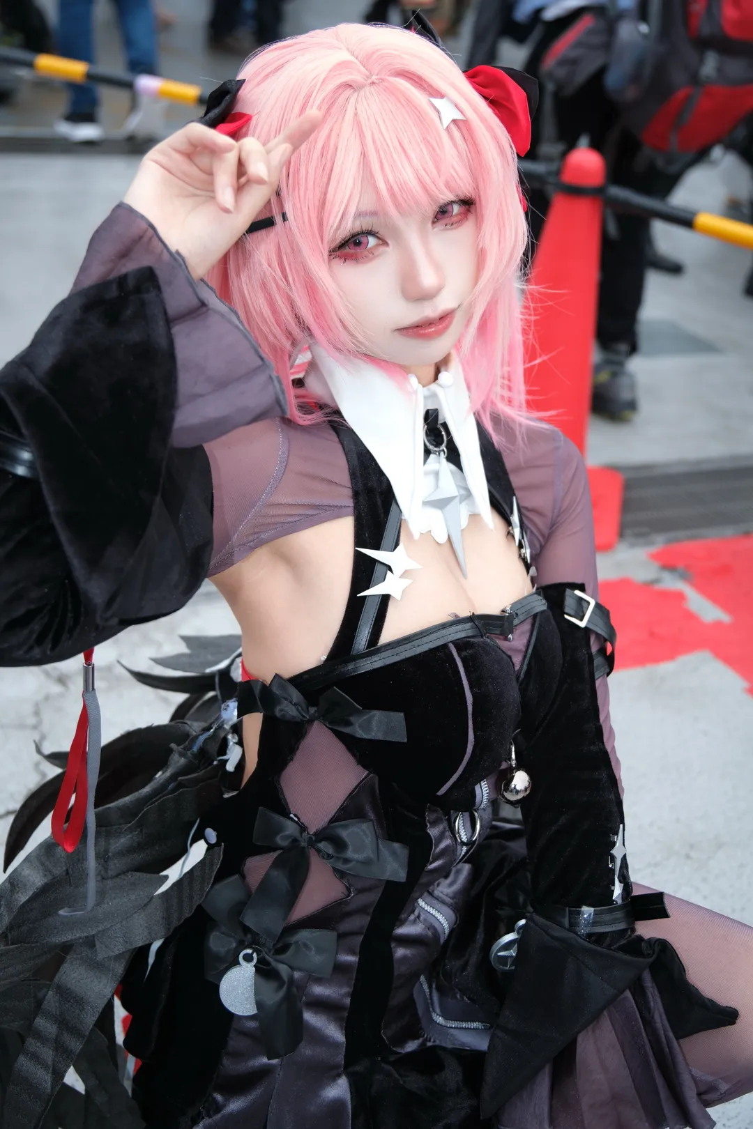 漫展cosplay, 摄影返图, 蕾米埃尔cos, 哥特风少女, 黑丝搭配 - 第1张