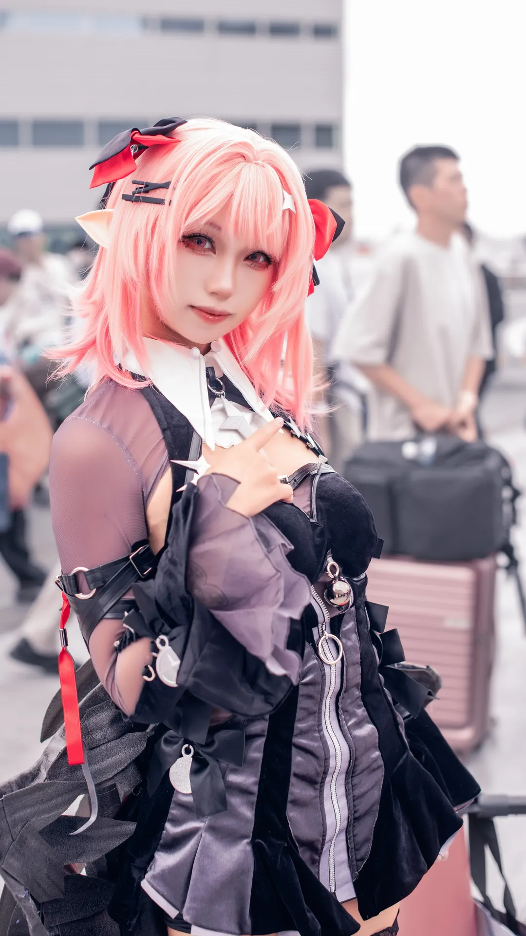 漫展cosplay, 摄影返图, 蕾米埃尔cos, 哥特风少女, 黑丝搭配 - 第2张