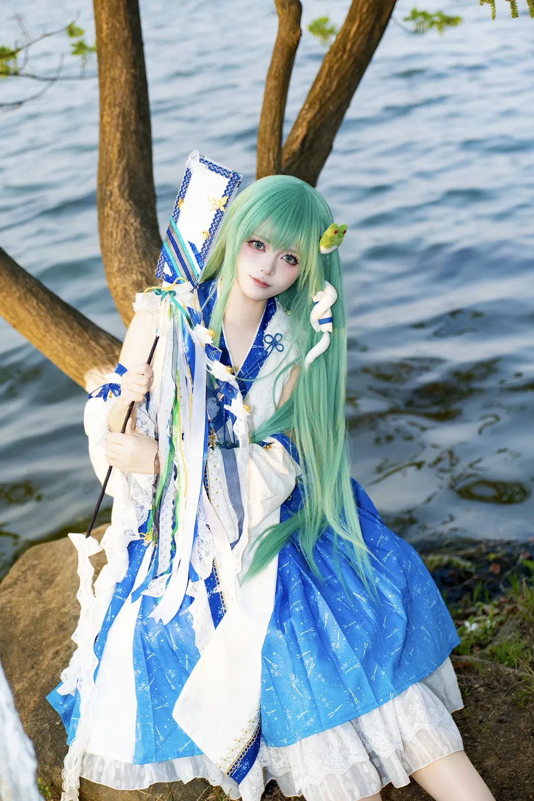 cosplay, 东方project, 东风谷早苗cos, 水边摄影, 蓝白巫女装 - 第1张