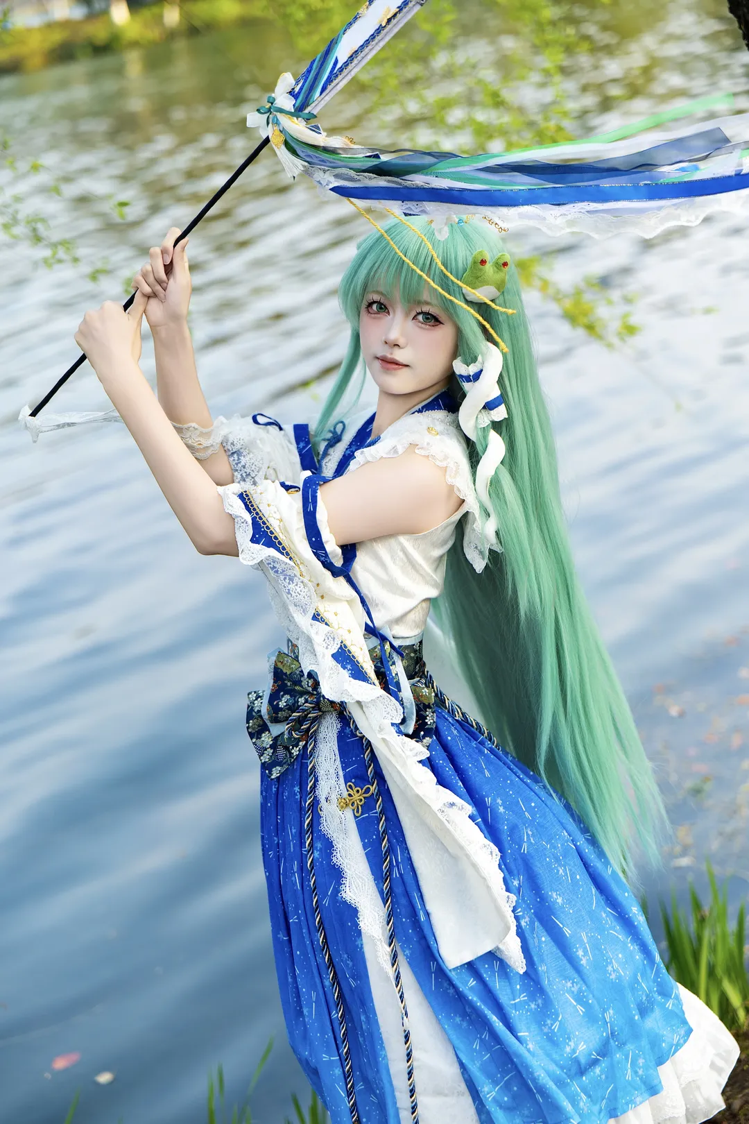 コスプレ, 東方Project, 東風谷早苗 コスプレ, 水辺撮影, 青と白の巫女服
