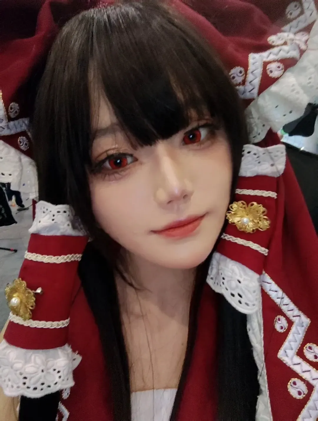 2D, Reimu Hakurei Cosplay, Touhou Project, Anime convention cosplay, Red and white shrine maiden - Image 2