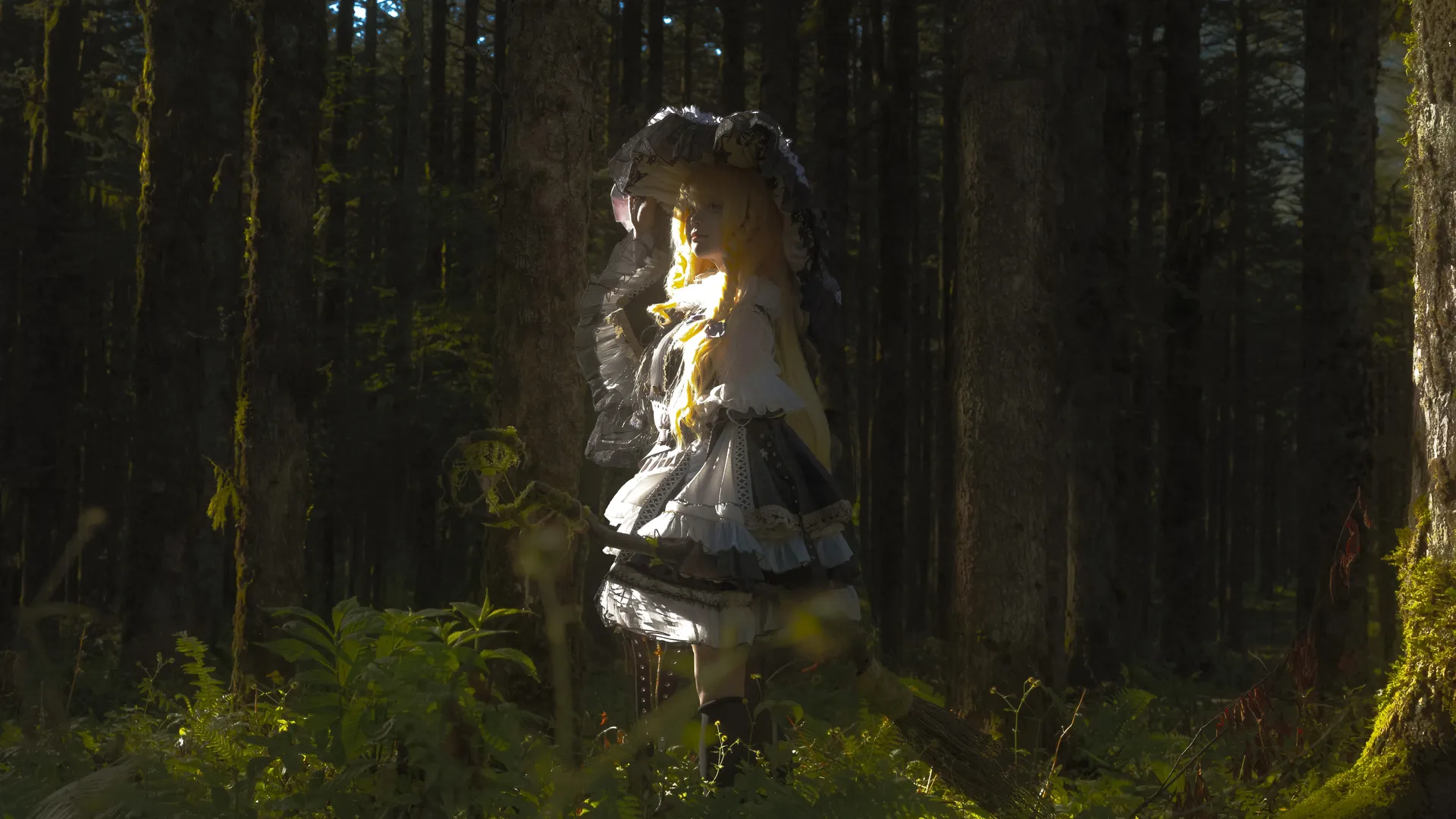Touhou Project, Marisa Kirisame cosplay, Light and shadow photography, Long socks cosplay, Forest travel photoshoot