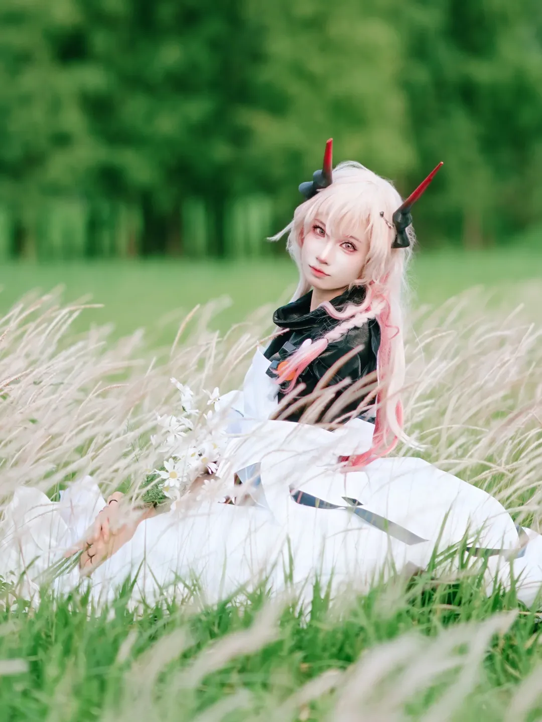 Arknights, Theresa Cosplay, White dress styling, Field outdoor photography, Holding white flowers