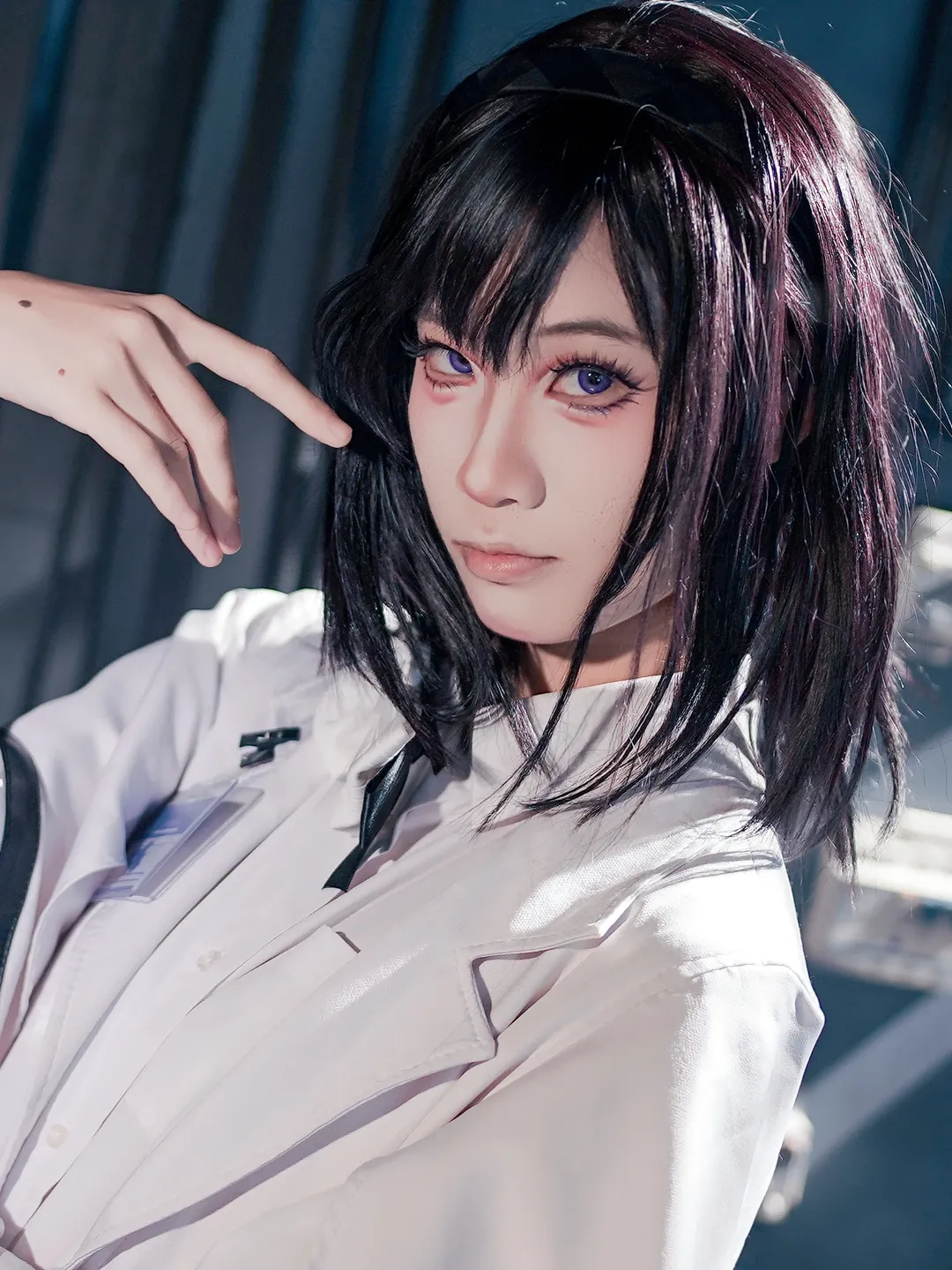 コスプレ, アークナイツ, プリーステス コスプレ, 寒色系写真, 白シャツ - 1枚目