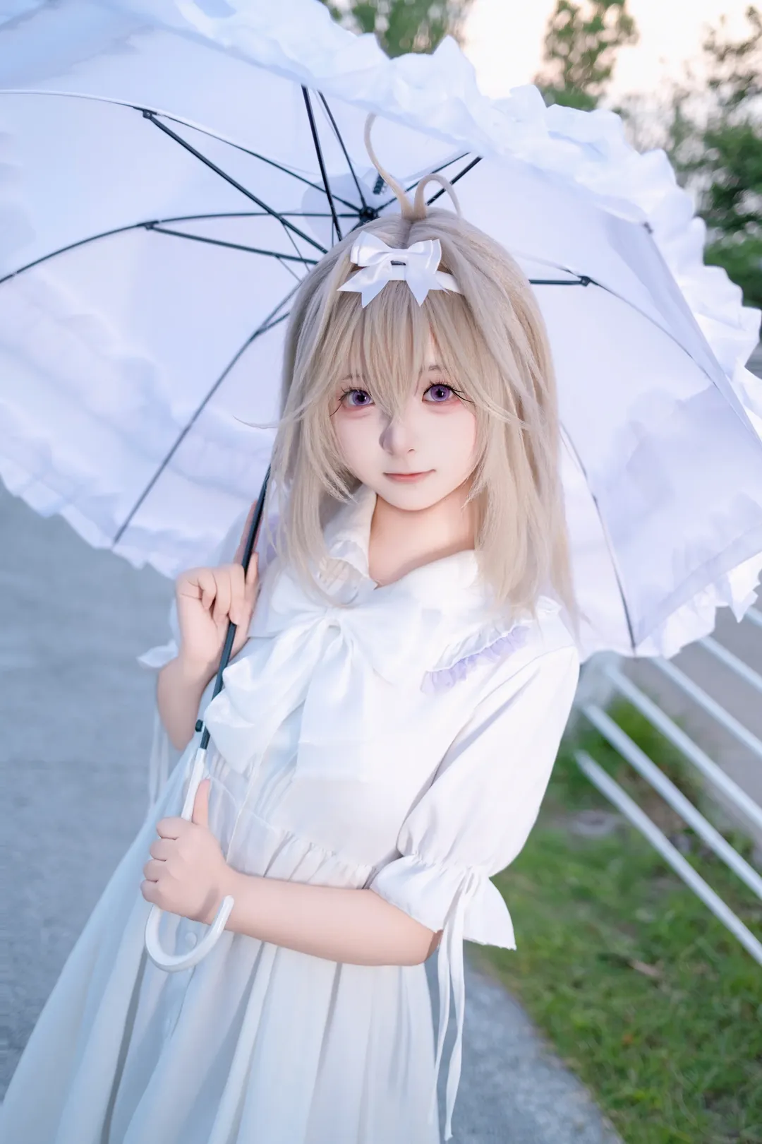 森亚露露卡cos, 二次元穿搭, 户外人像, 小白裙写真, 浅金色假发 - 第4张