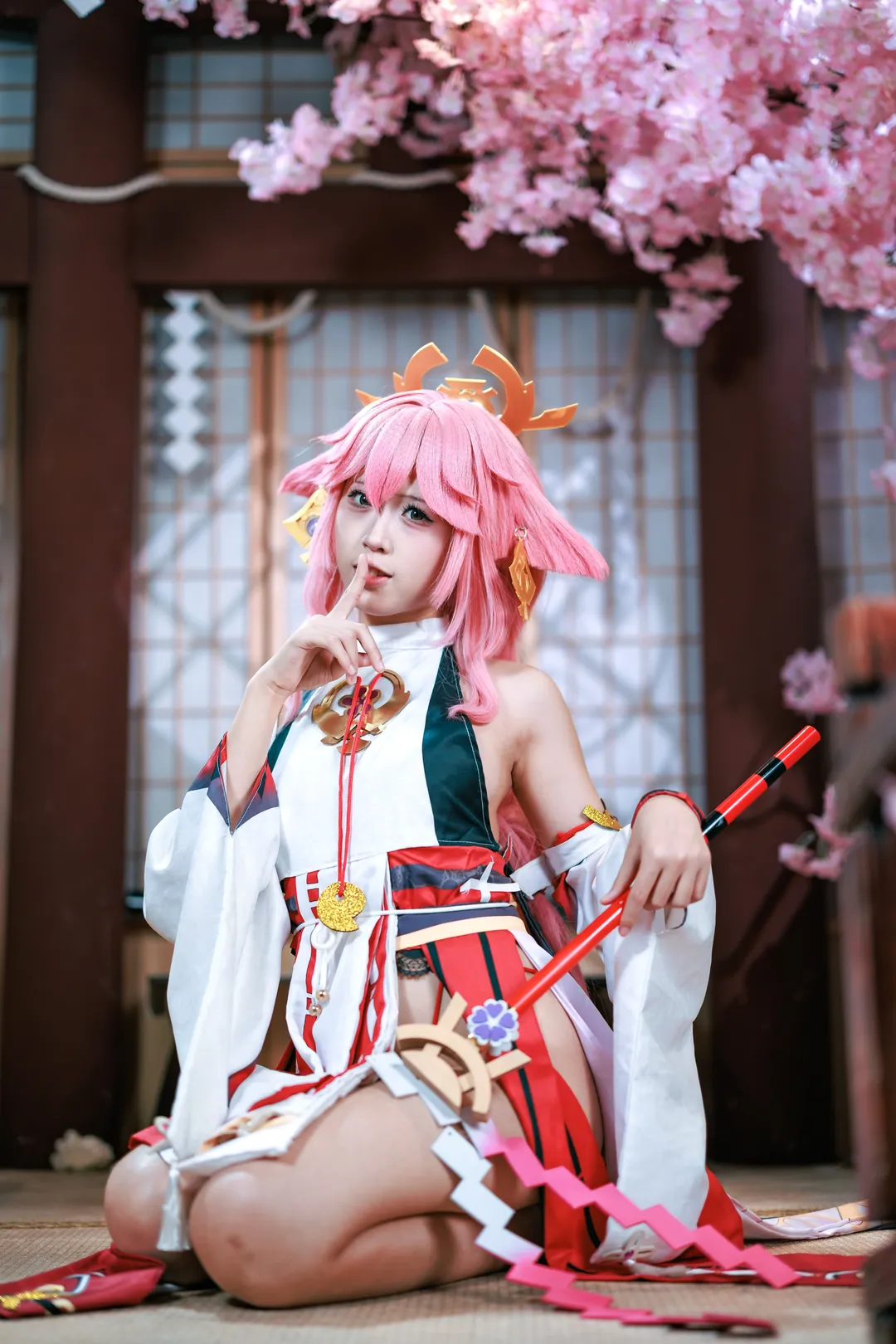 原神, 桜の背景, 二次元コスプレ, 八重神子 コスプレ, 和風巫女 - 2枚目