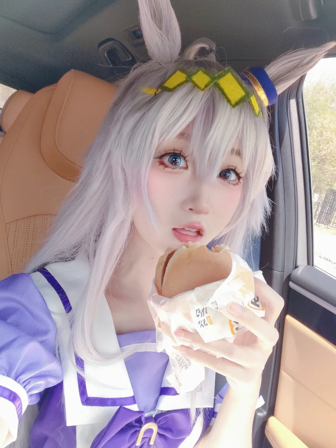 二次元, 赛马娘, 小栗帽cos, 车内自拍, 吃汉堡