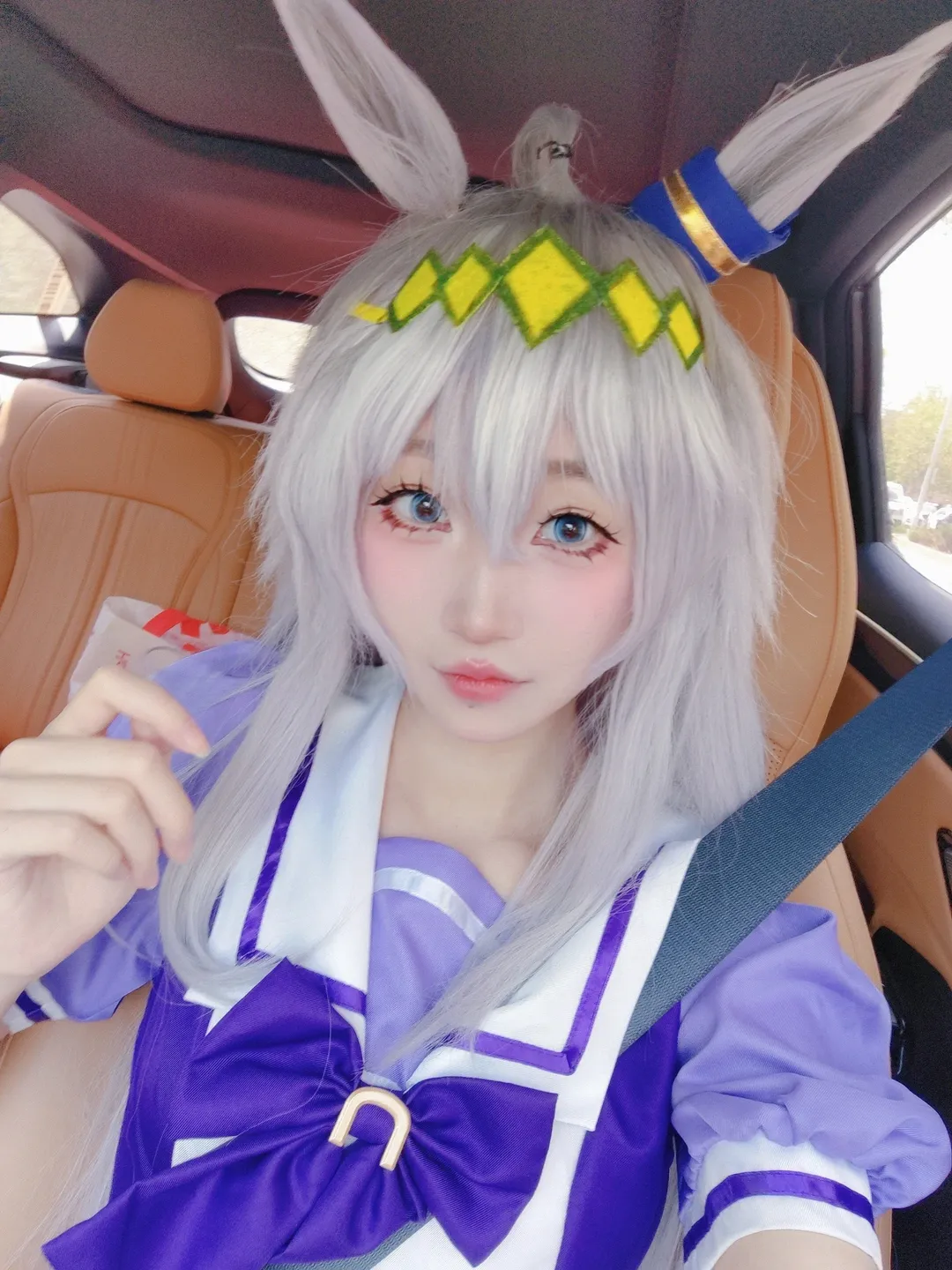 二次元, ウマ娘 プリティーダービー, オグリキャップコスプレ, 車内自撮り, ハンバーガーを食べる - 4枚目