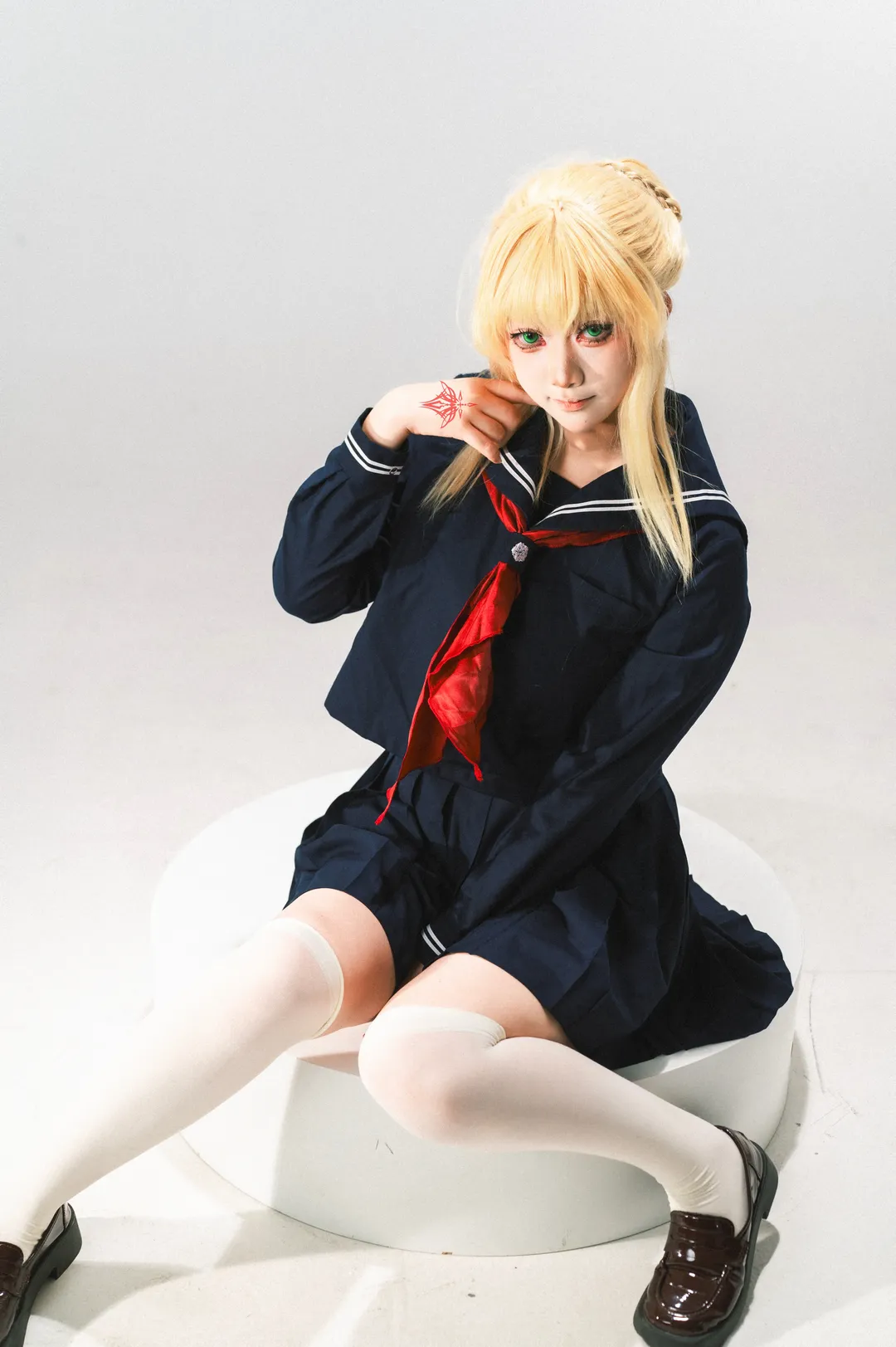 阿尔托莉雅cos, FGO, 棚拍人像, 水手服制服, 过膝白丝 - 第3张