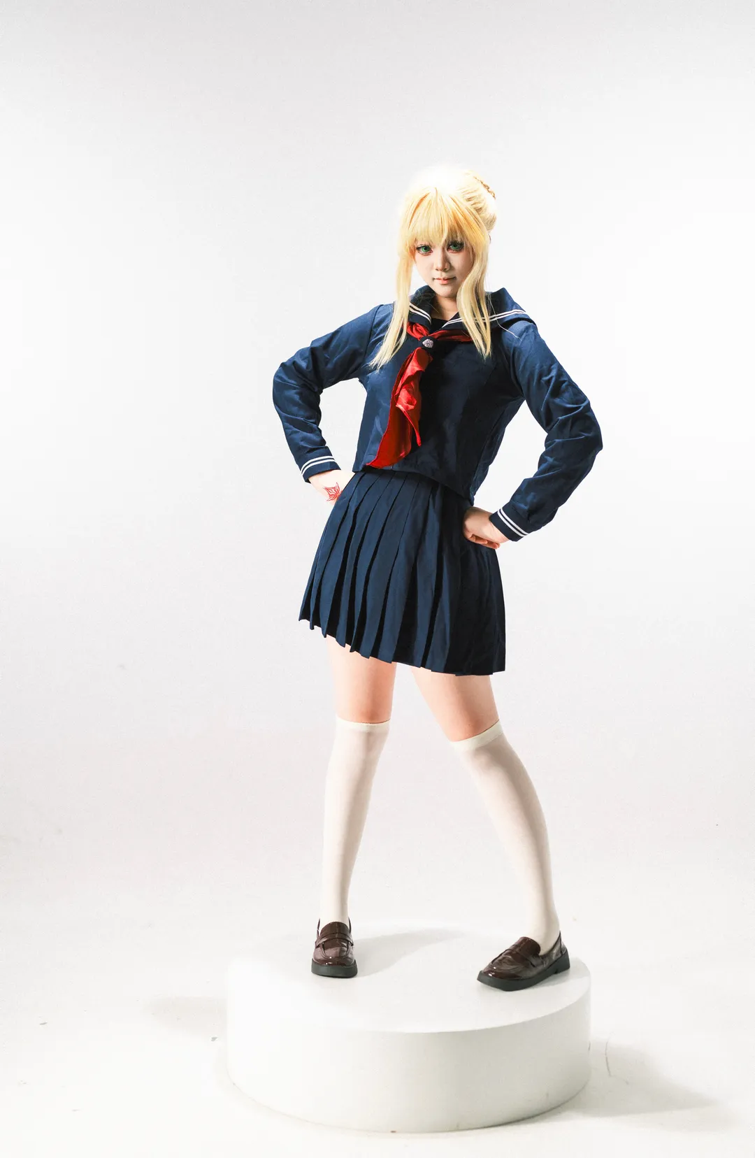 Altria cosplay, Fate/Grand Order, Studio portrait, Sailor uniform, White over-the-knee socks