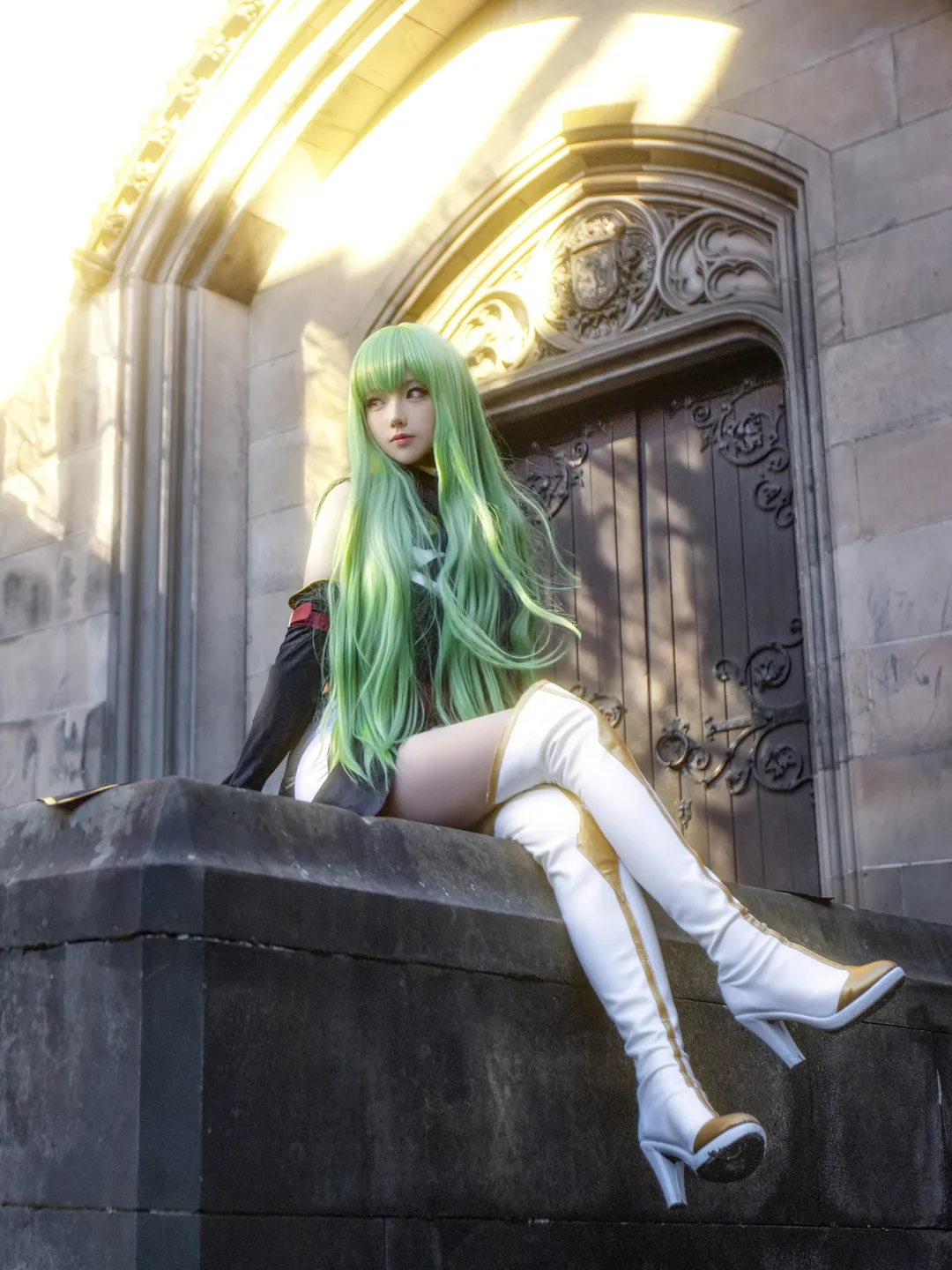 コスプレ撮影, C.C. コスプレ, コードギアス 反逆のルルーシュ, 白ニーハイブーツ, エディンバラ屋外撮影 - 1枚目