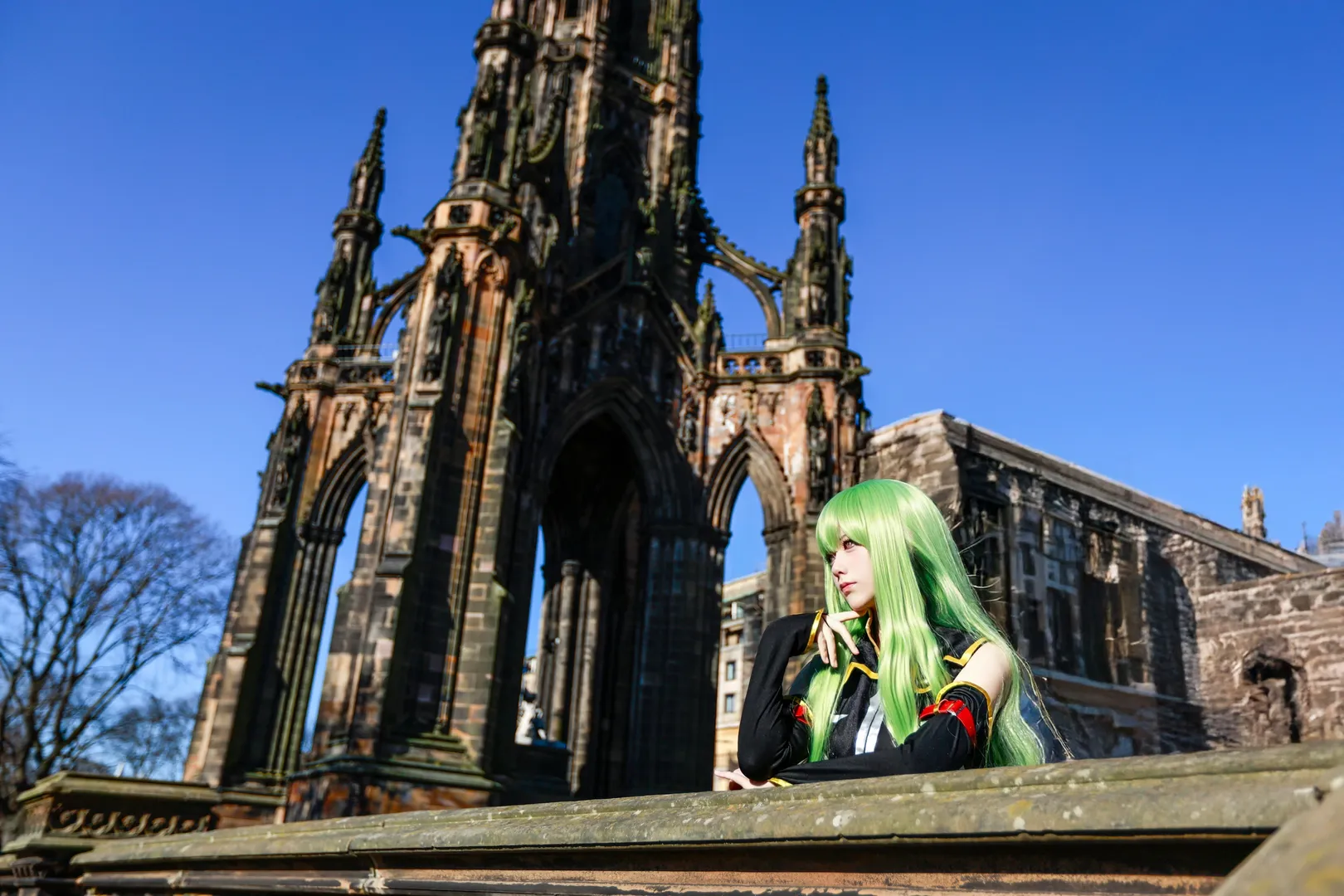 コスプレ撮影, C.C. コスプレ, コードギアス 反逆のルルーシュ, 白ニーハイブーツ, エディンバラ屋外撮影 - 4枚目