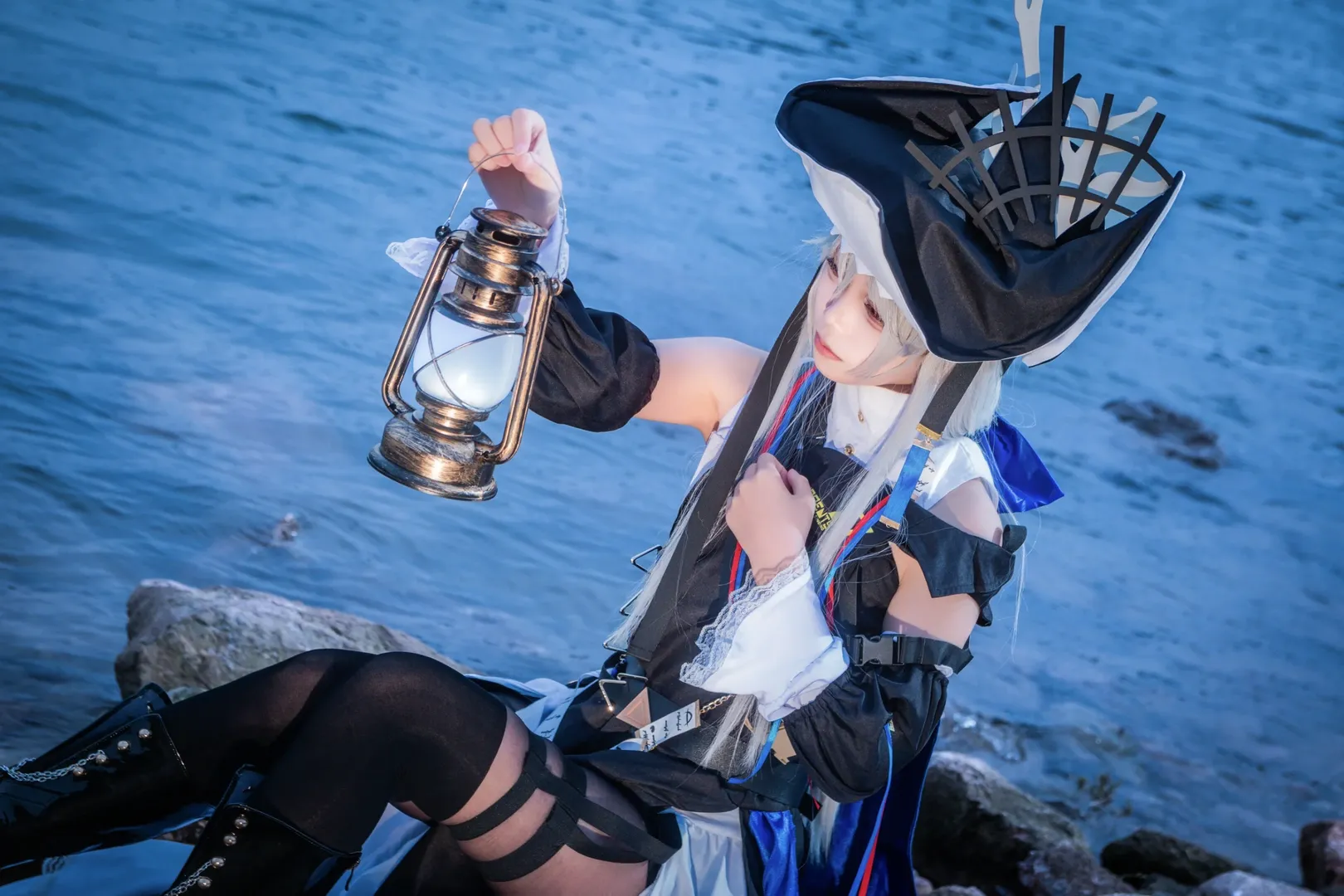二次元コスプレ, アークナイツ, 黒ストッキング, 水辺のロケーション, 帰溟スペクターコスプレ - 2枚目