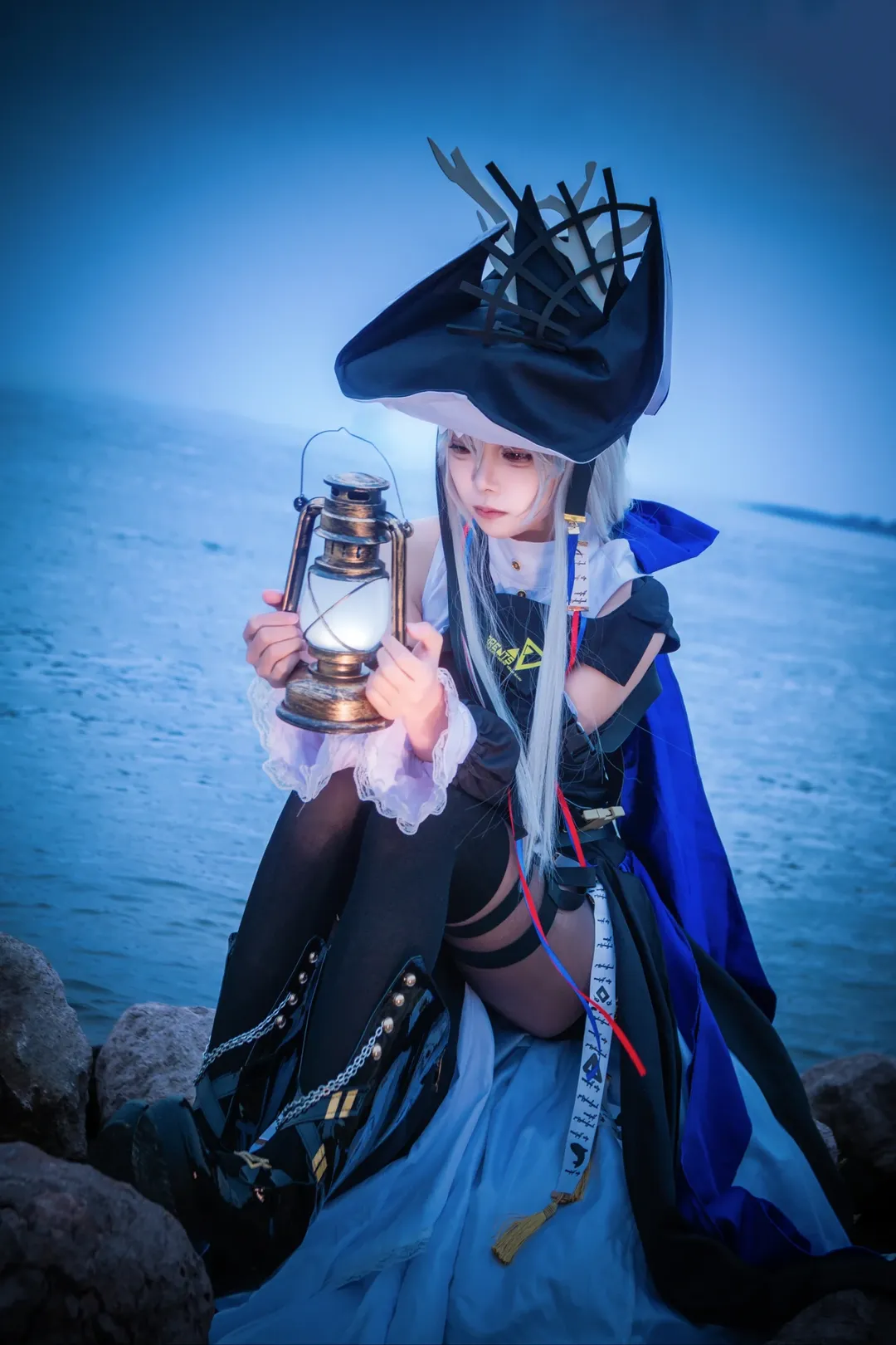 二次元コスプレ, アークナイツ, 黒ストッキング, 水辺のロケーション, 帰溟スペクターコスプレ - 3枚目
