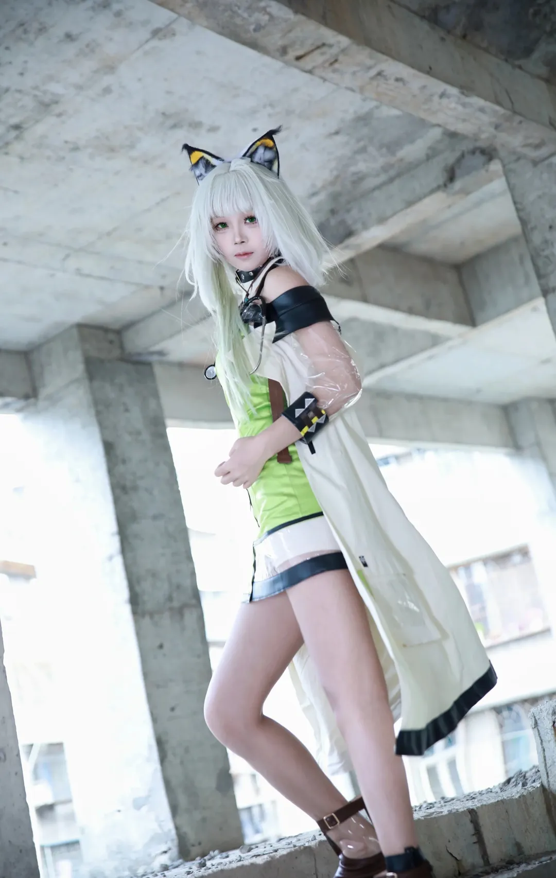 Arknights, Kal'tsit cosplay, Ruins style photography, Animal-eared girl cosplay, White hair and green eyes