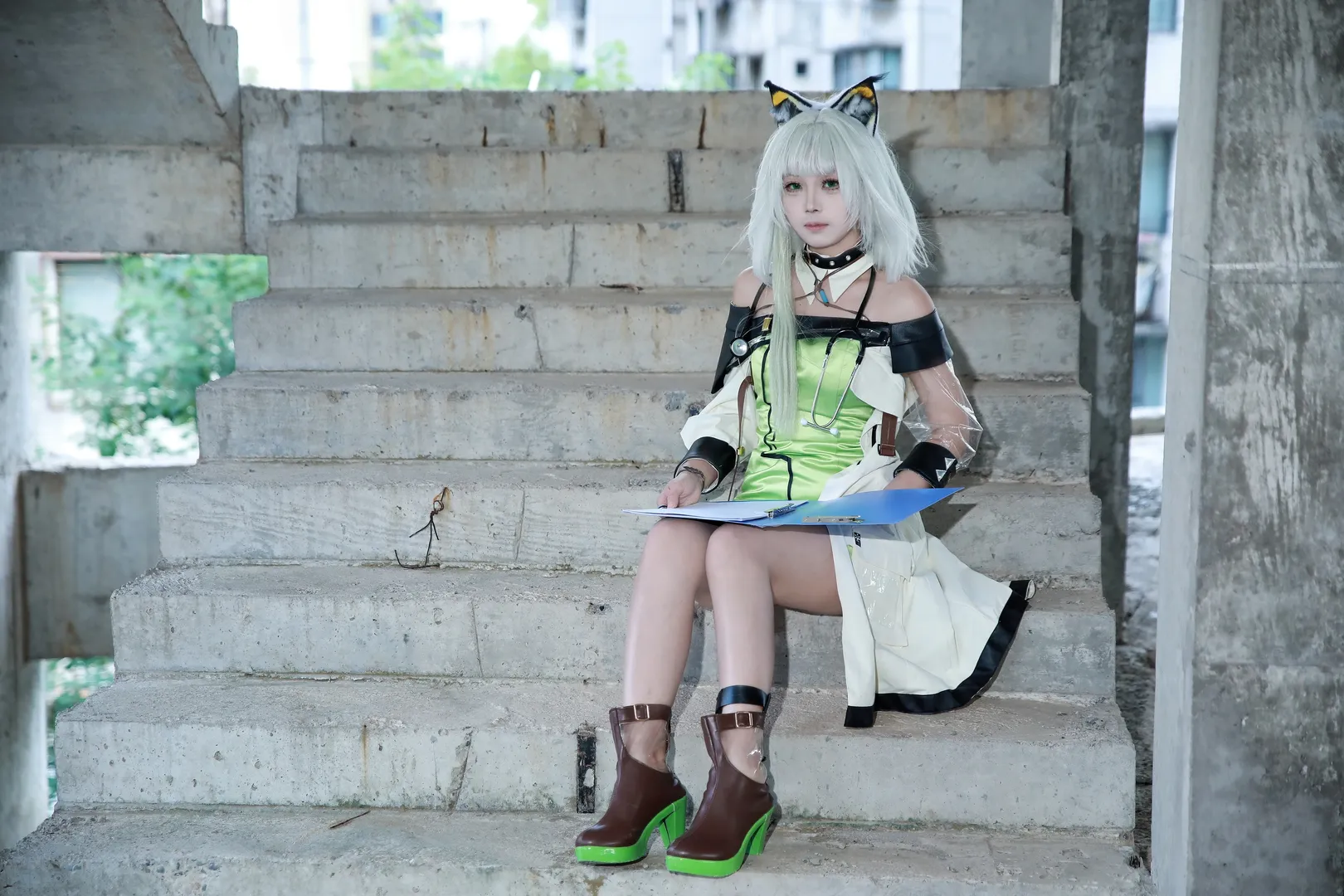 明日方舟, 凯尔希cos, 废墟风摄影, 兽耳娘cosplay, 白毛绿瞳 - 第2张