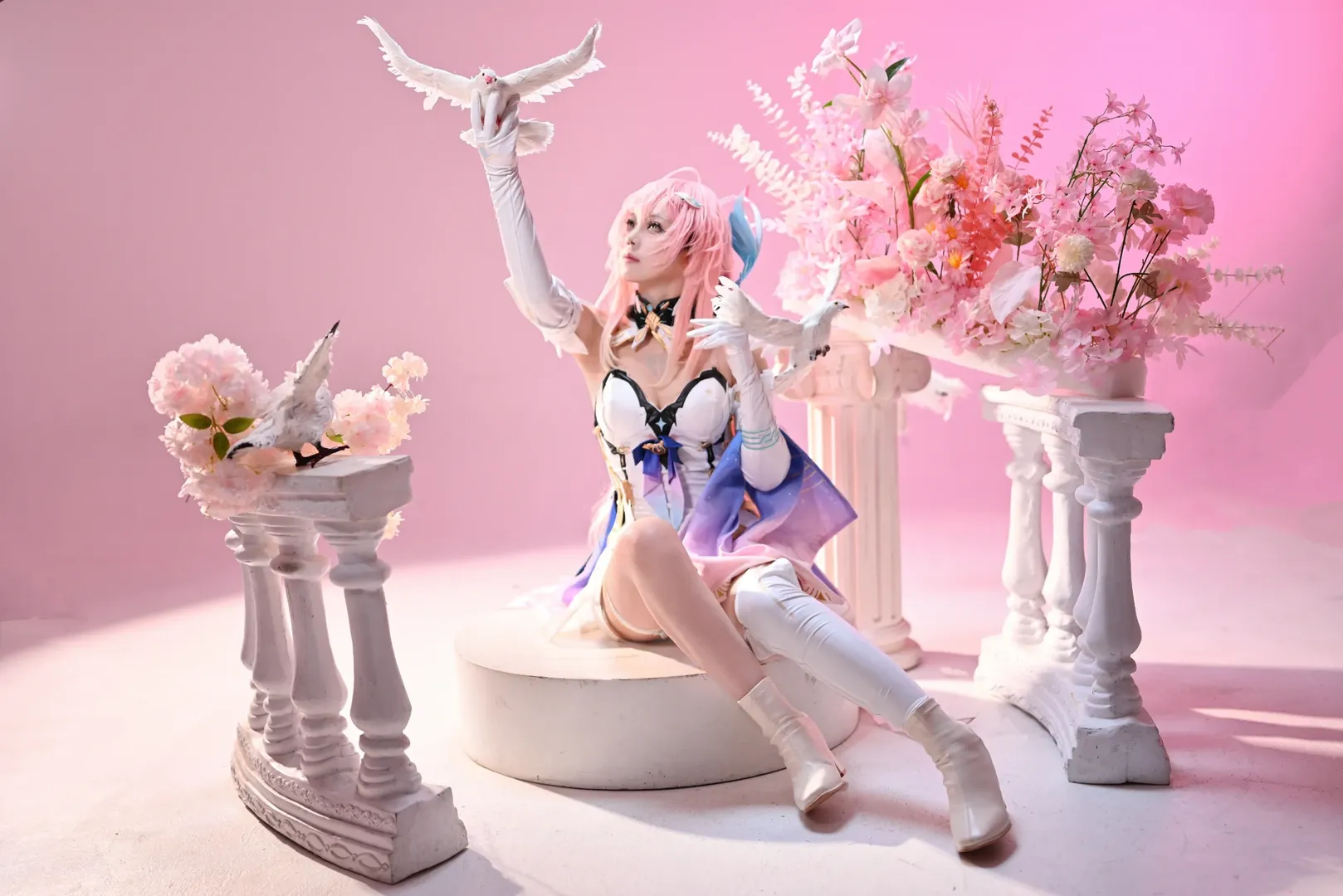 鸣潮, 爱弥斯cos, 粉色系, 梦幻摄影, 白色长靴