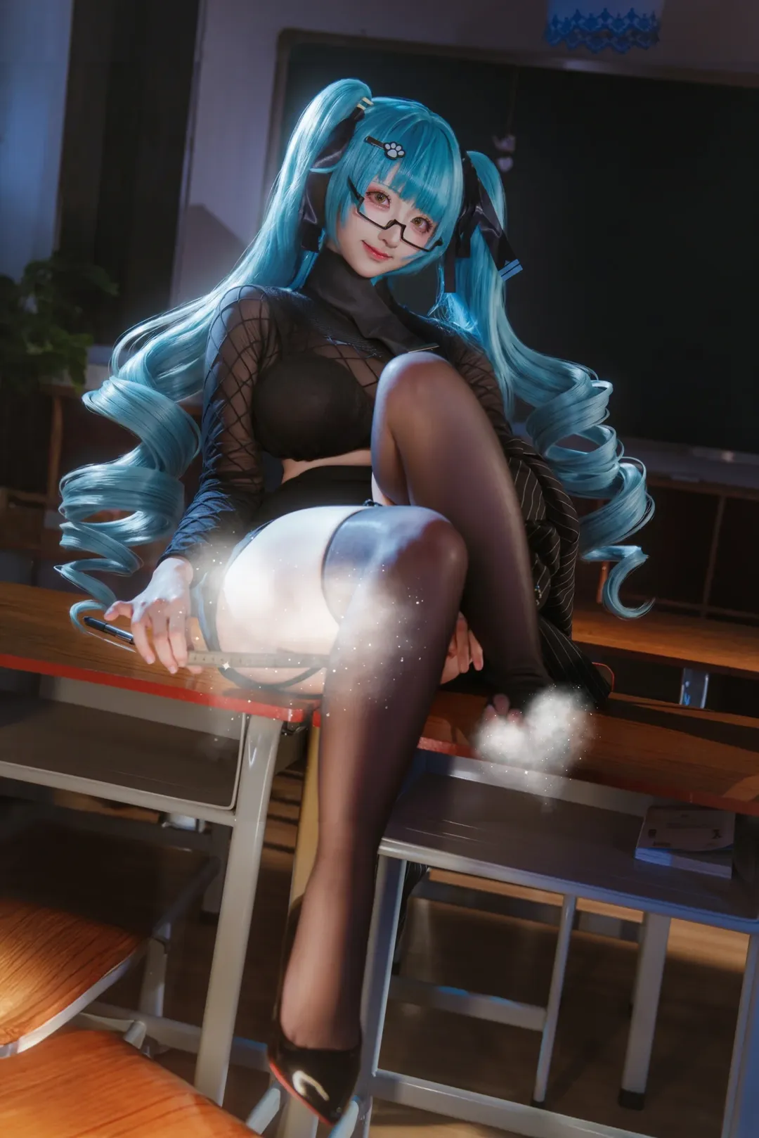 教室场景, nikke胜利女神, 黑丝穿搭, 普丽瓦蒂cos, 眼镜娘cosplay