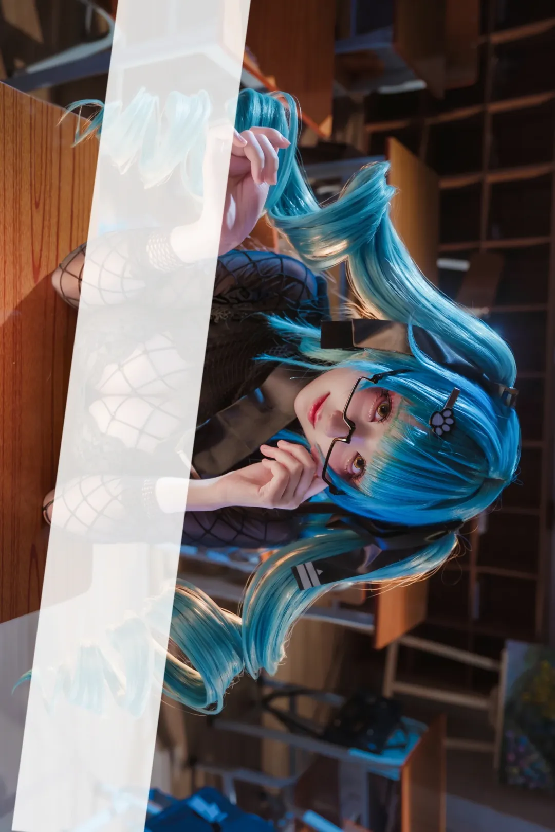 胜利女神, cosplay穿搭, 双马尾造型, 普丽瓦蒂cos, 黑框眼镜 - 第2张