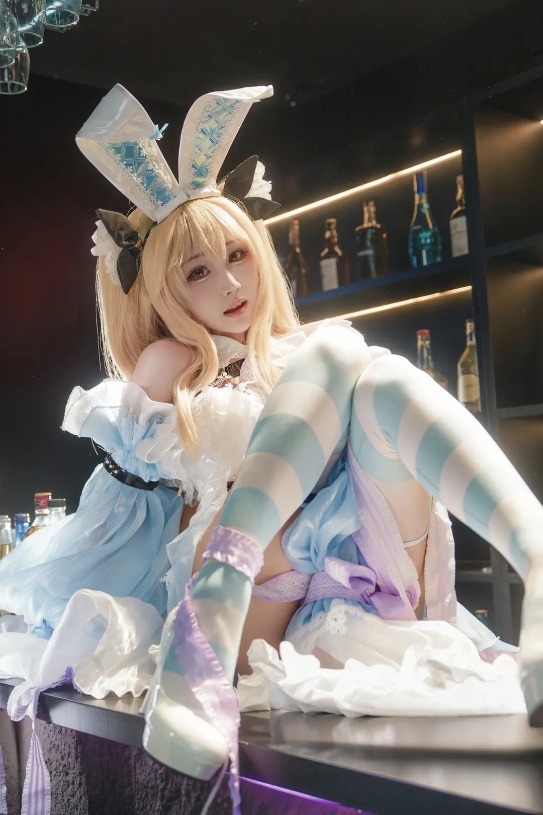 cosplay, 安克雷奇cos, 萌系少女, 吧台场景, 条纹丝袜