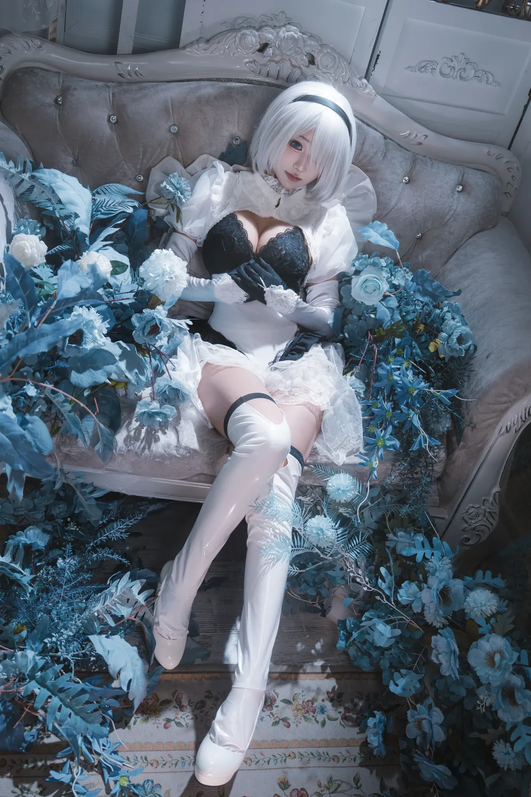 冷色调氛围感, 白毛白靴cosplay, 尼尔机械纪元联动, 高筒白丝穿搭, 复古花海棚拍
