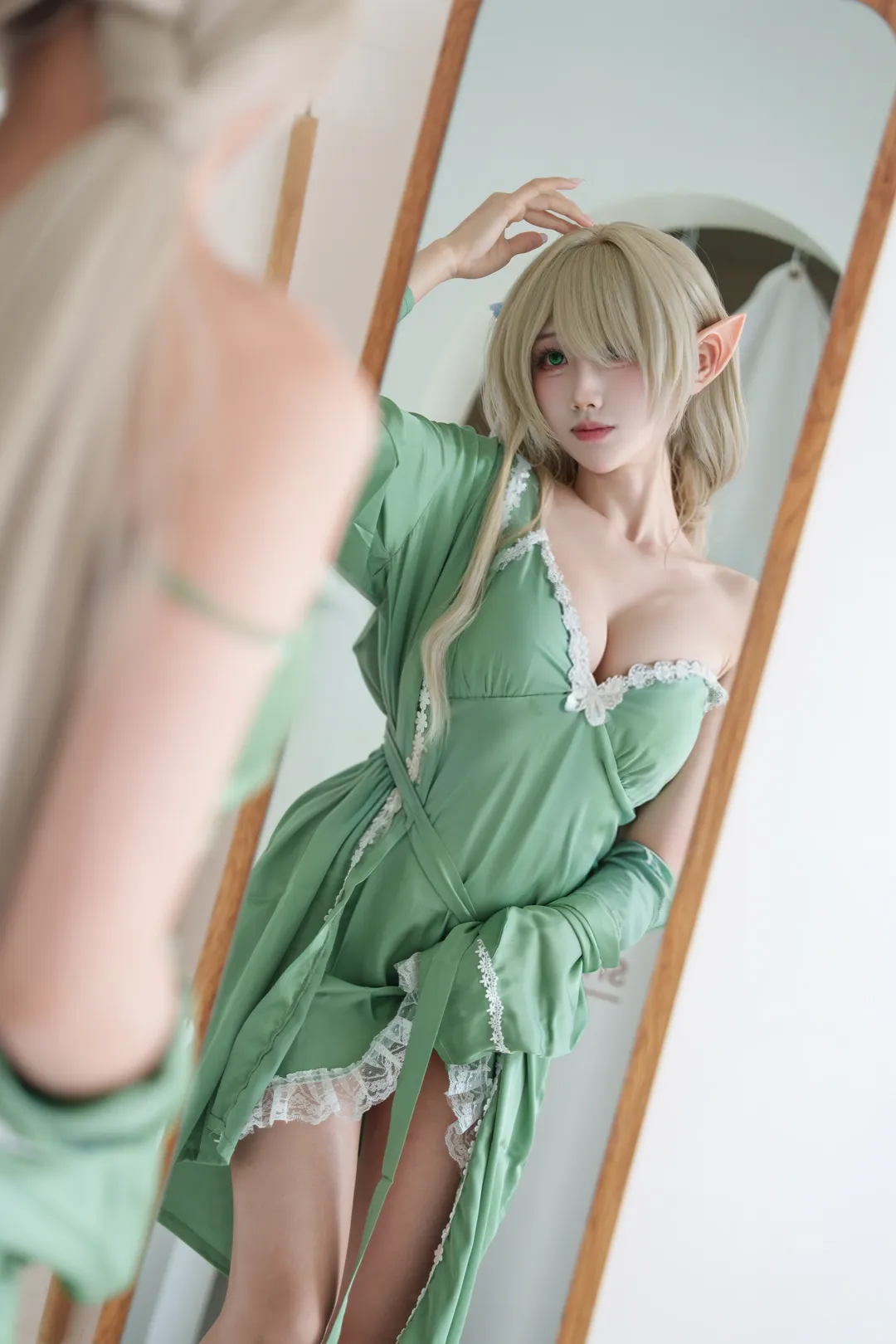 お姉さん, 鏡越しの自撮り, エルフ耳, デ・ゼーヴェン・プロヴィンシェン コスプレ, 緑色のドレス