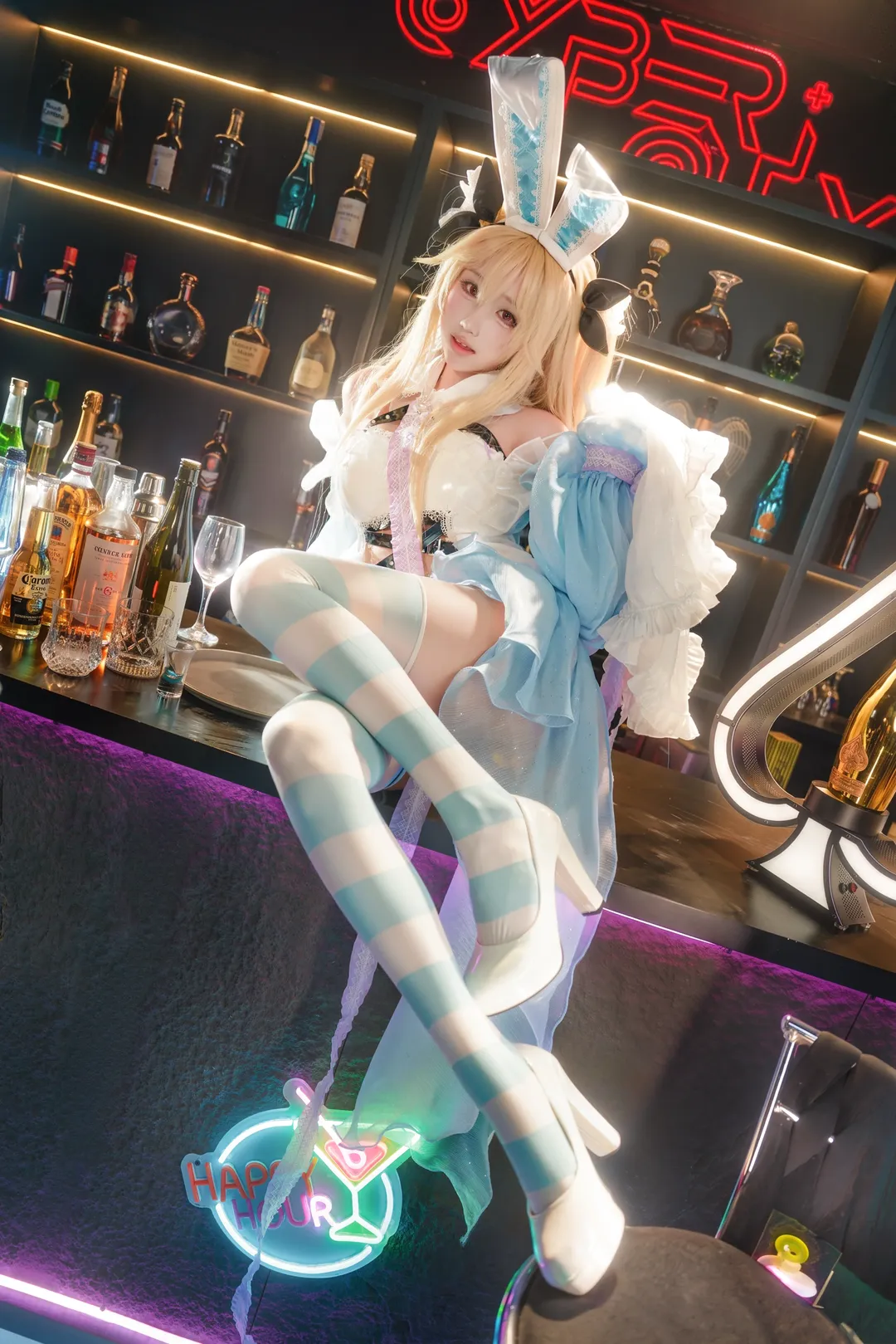 cosplay, 安克雷奇cos, 酒吧氛围感, 大长腿, 蓝白条纹丝袜