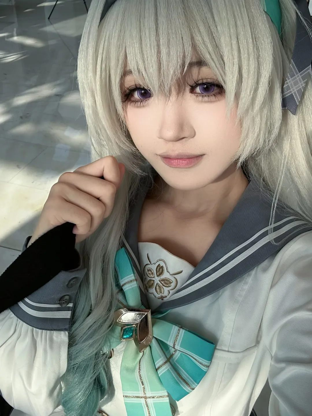 崩壊：スターレイル, ホタル コスプレ, 銀白と青緑のグラデーションヘア, 紫の瞳のメイク, 二次元日常撮影 - 2枚目