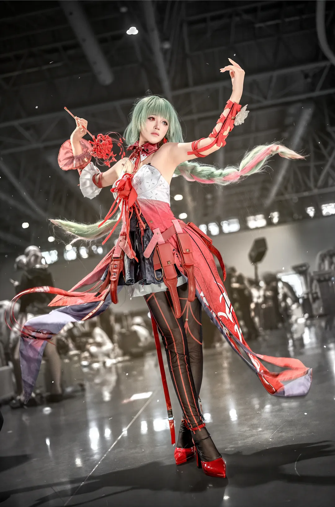 Wuthering Waves, Phrolova cosplay, Convention photography, Black stockings, Red and black color scheme