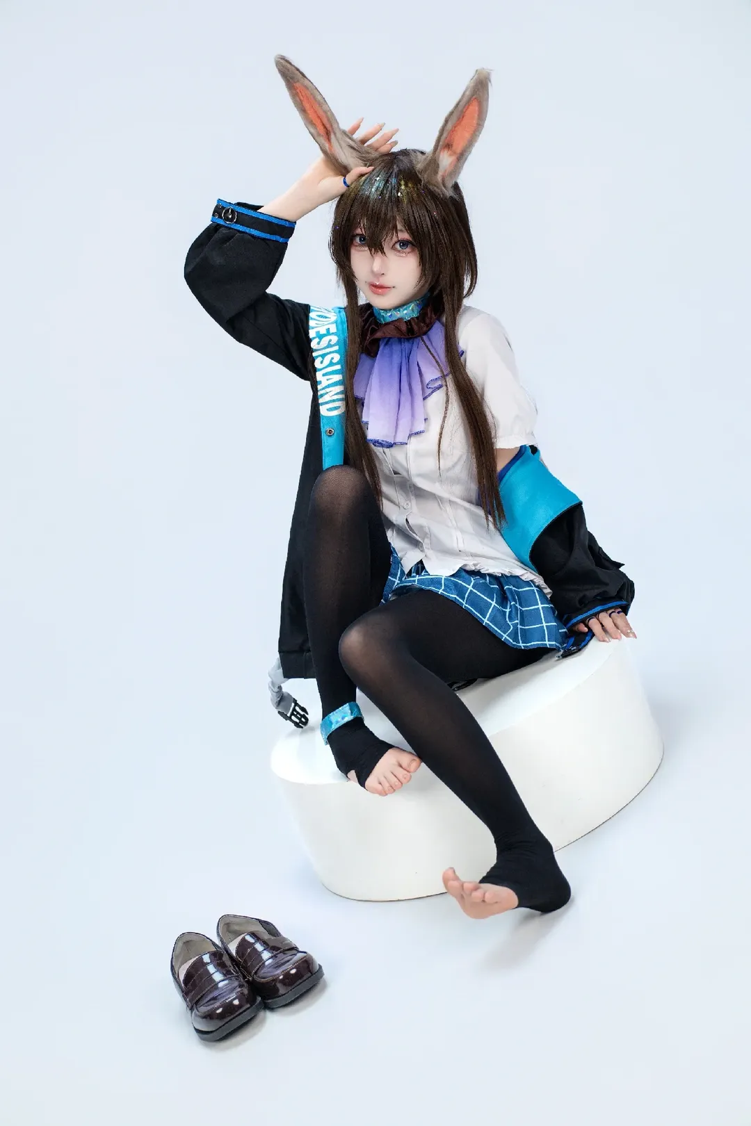 cosplay, Arknights, Amiya cosplay, Black tights outfit, White studio photography - Image 1