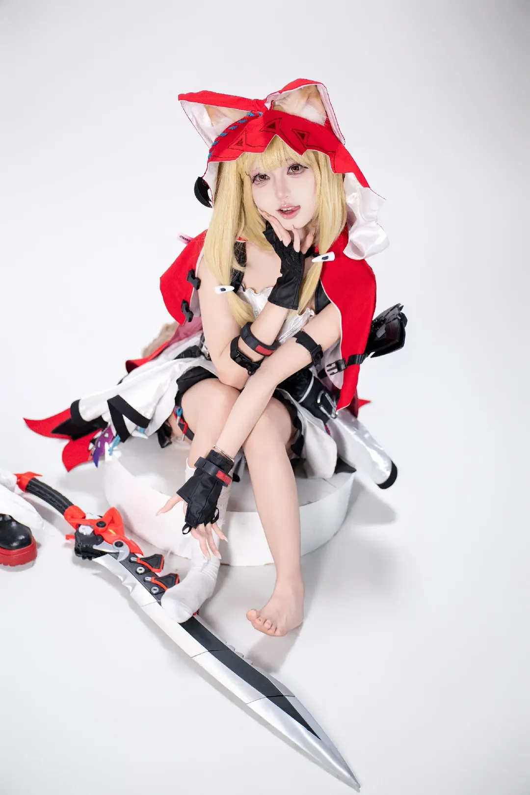 Arknights: Endfield, Rossi cosplay, Anime style studio photoshoot, Claymore cosplay, Red cloak